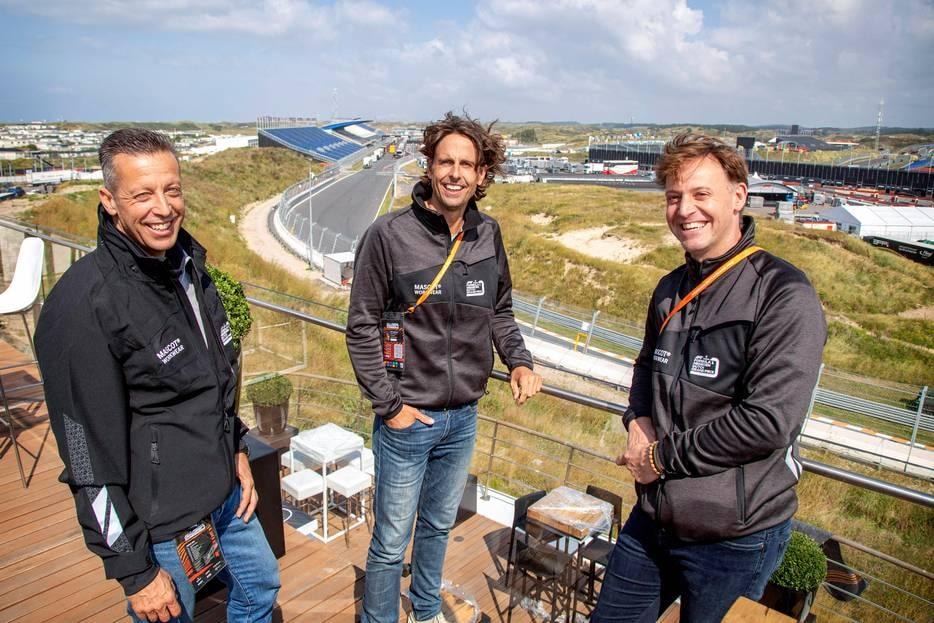 Van links naar rechts: Imre van Leeuwen (directeur SportVibes), Norbert Chevalier (directeur TIG Sports) en Robert van Overdijk (directeur Circuit Zandvoort). De drie bedrijven organiseren samen de Dutch GP. Foto: AD/Marco Okhuizen.
