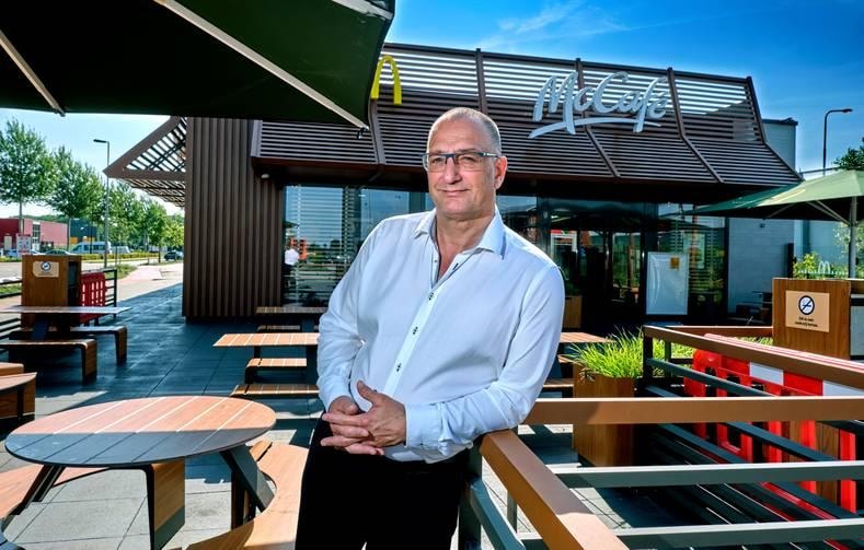Dick Bovekerk is franchisenemer van de McDonald's-restaurants langs de A15 in Hardinxveld-Giessendam en bij Alblasserdam. Veertig jaar geleden begon hij als 20-jarige bij de fastfoodketen. Foto: Victor van Breukelen
