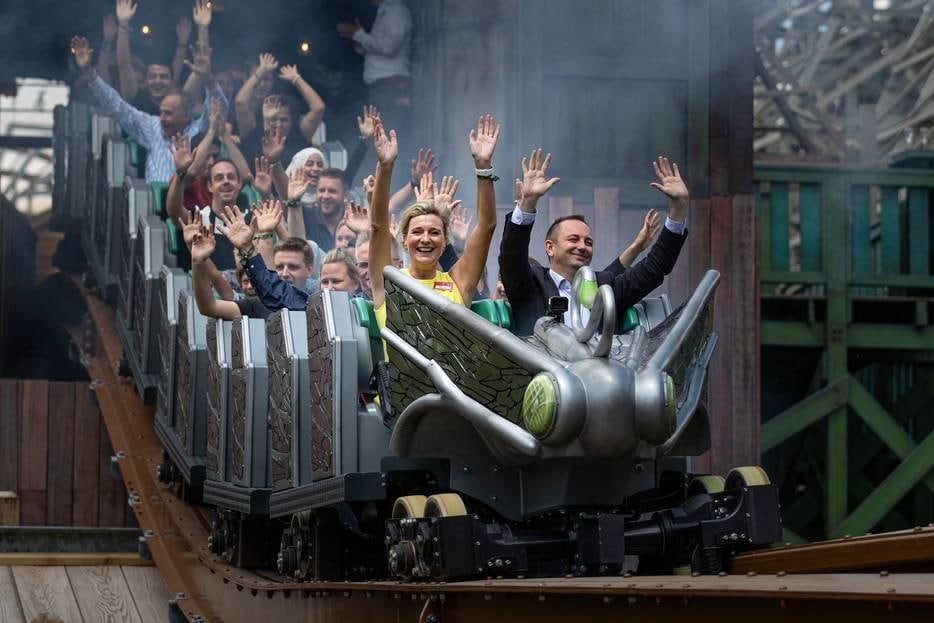 Walibi heeft nog niet optimaal kunnen profiteren van de nieuwe achtbaan 'Untamed', die in de zomer van 2019 in gebruik werd genomen. Links vooraan directeur Mascha Taminiau tijdens de openingsrit. Foto: AD/Freddy Schinkel.