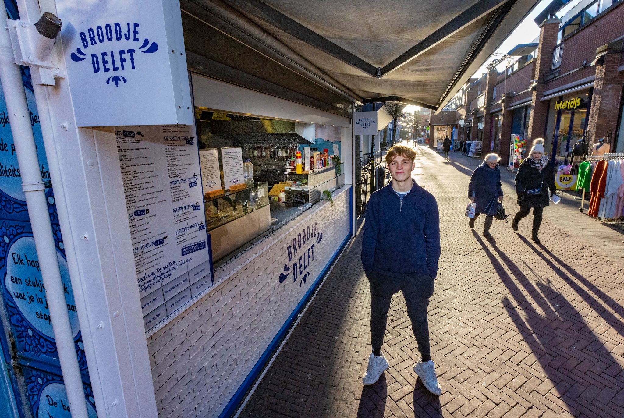 Jonge ondernemer Noël Geurts bij zijn broodjeszaak Broodje Delft. Frank Jansen