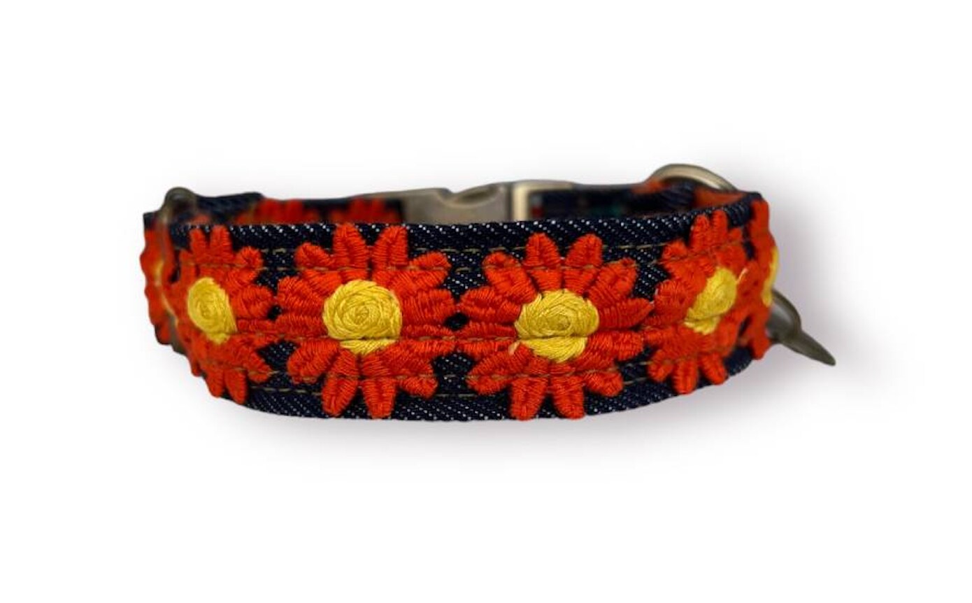 Een duurzaam halsbandje met bloemenprint. Robin Good