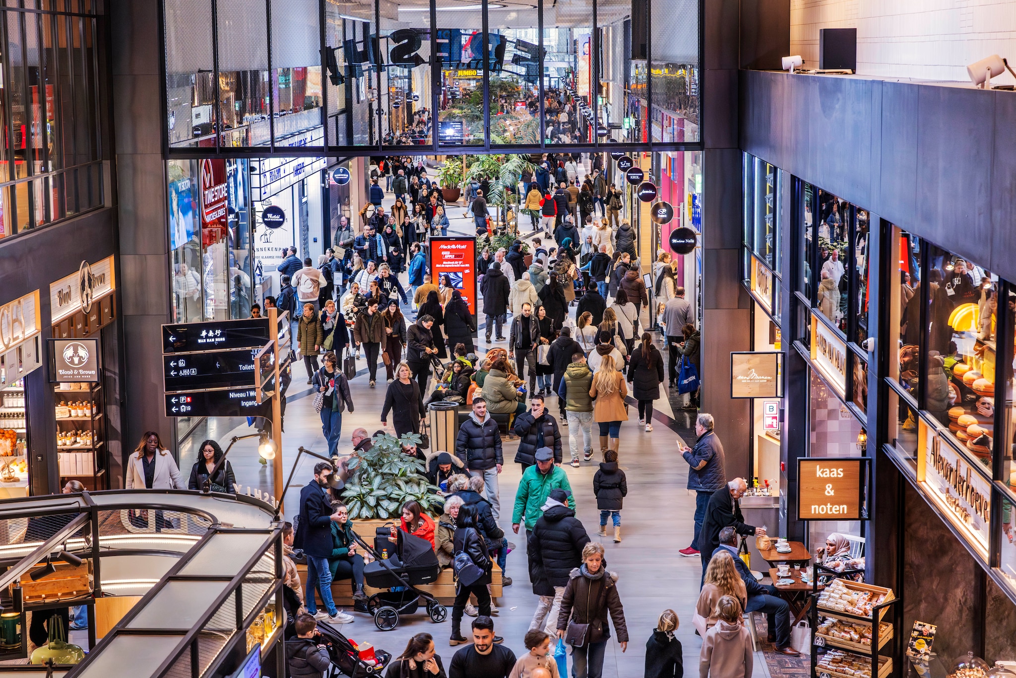 Drukte Westfield Mall of the Netherlands, beeld ter illustratie.