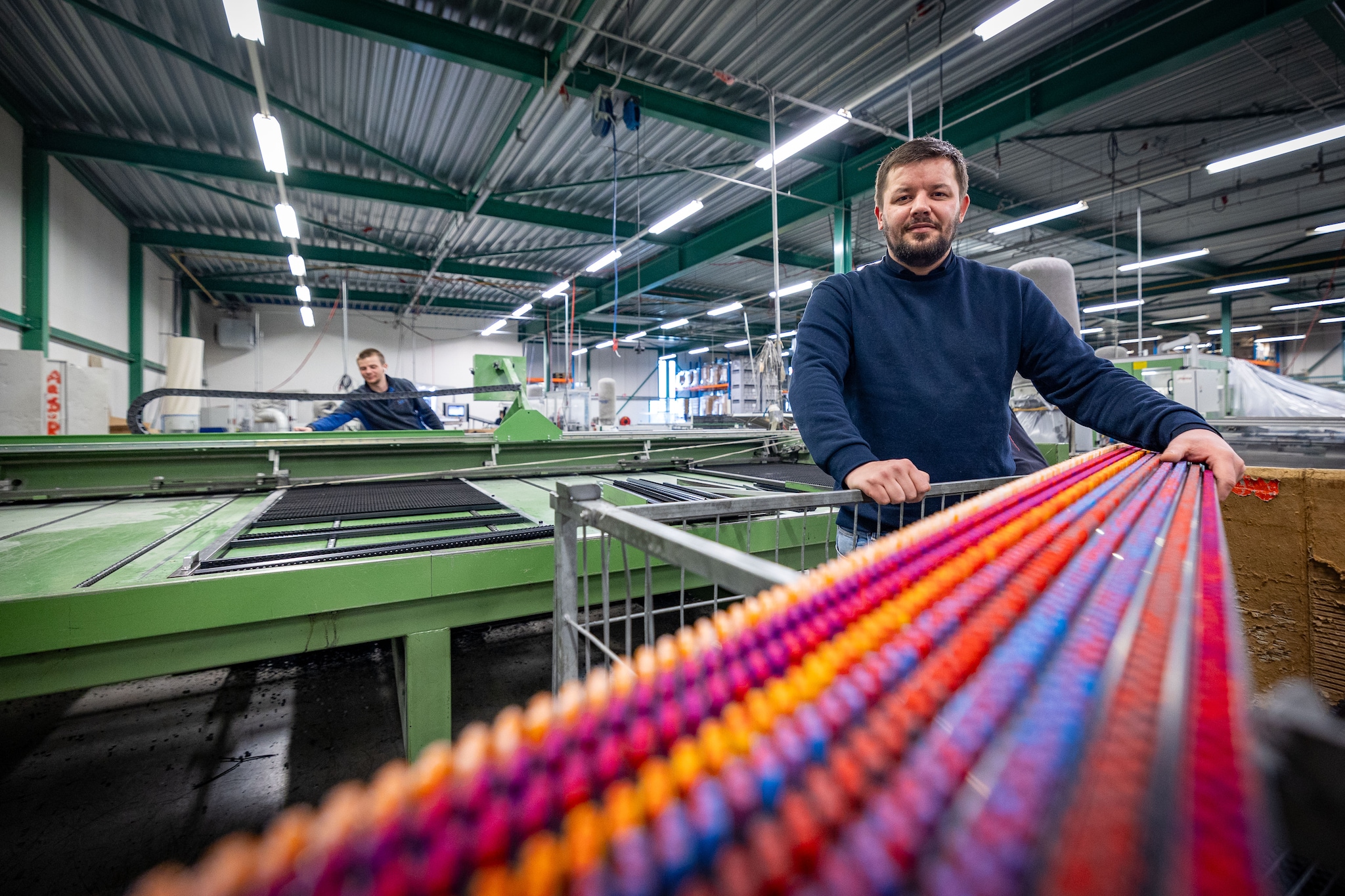 Directeur Thijn Slettenhaar in de fabriek van de Almelose Borstelindustrie worden logo's in alle kleuren van de regenboog gestanst. Wouter de Wilde