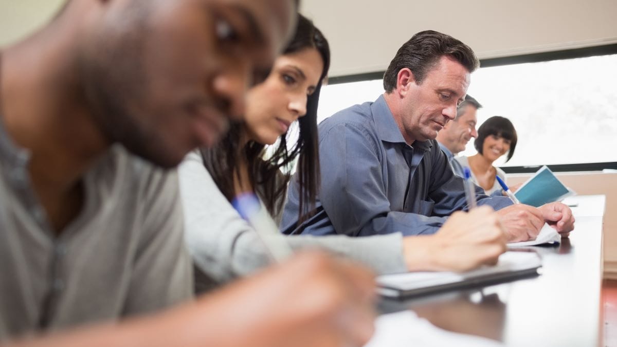 Voor het gros van de 8,1 miljoen werkenden wordt jaarlijks gemiddeld 700 euro door werkgevers beschikbaar gesteld om uit te geven aan scholing. Shutterstock