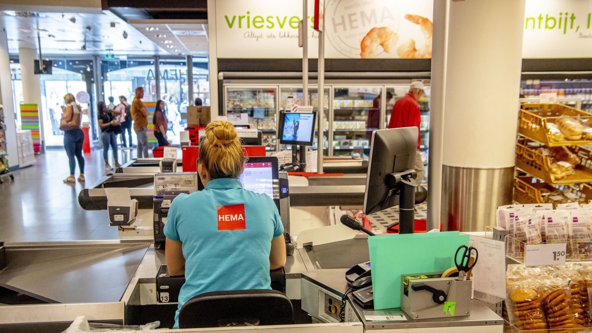 Personeel aan het werk in een HEMA-filiaal in Rotterdam. Foto ter illustratie. ANP