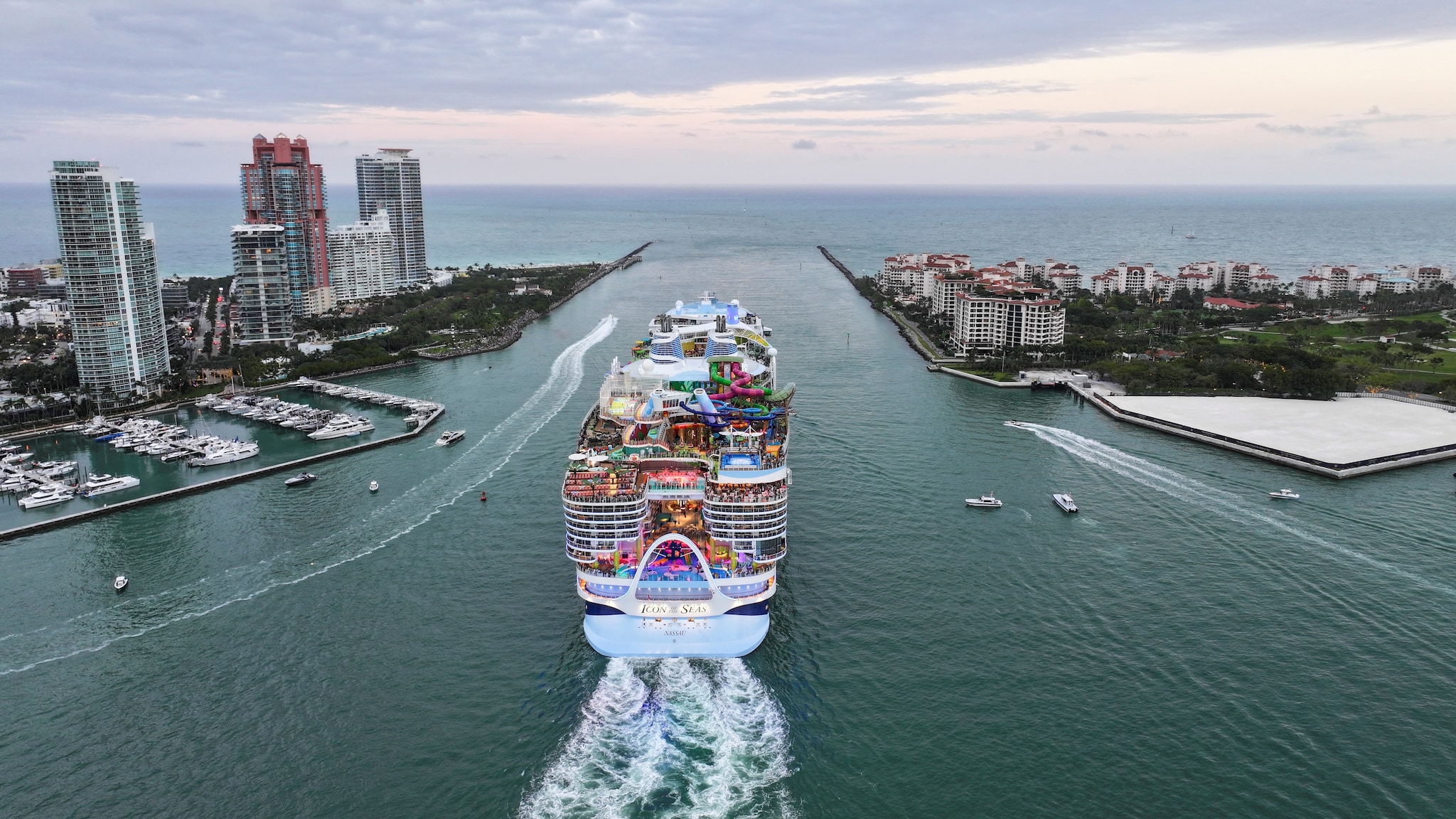 Icon of the Seas vaart uit. SCS regelde meerdere transporten voor de realisatie van het grootste cruiseschip ter wereld. REUTERS
