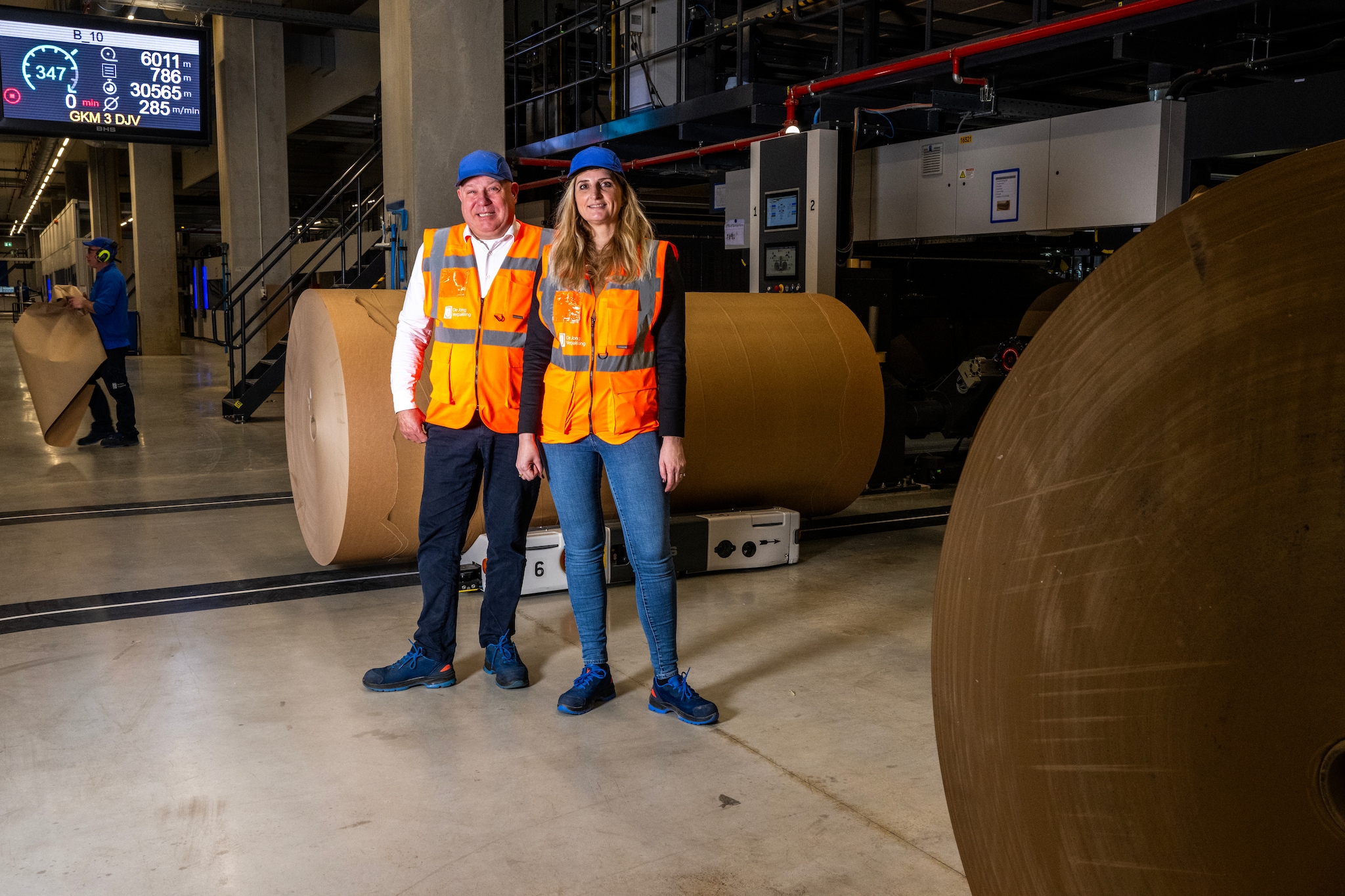 De Jong Verpakkingen heeft een nieuw pand in De Lier, het is de grootste fabriek voor het maken van kartonnen dozen in Europa. Frank de Roo