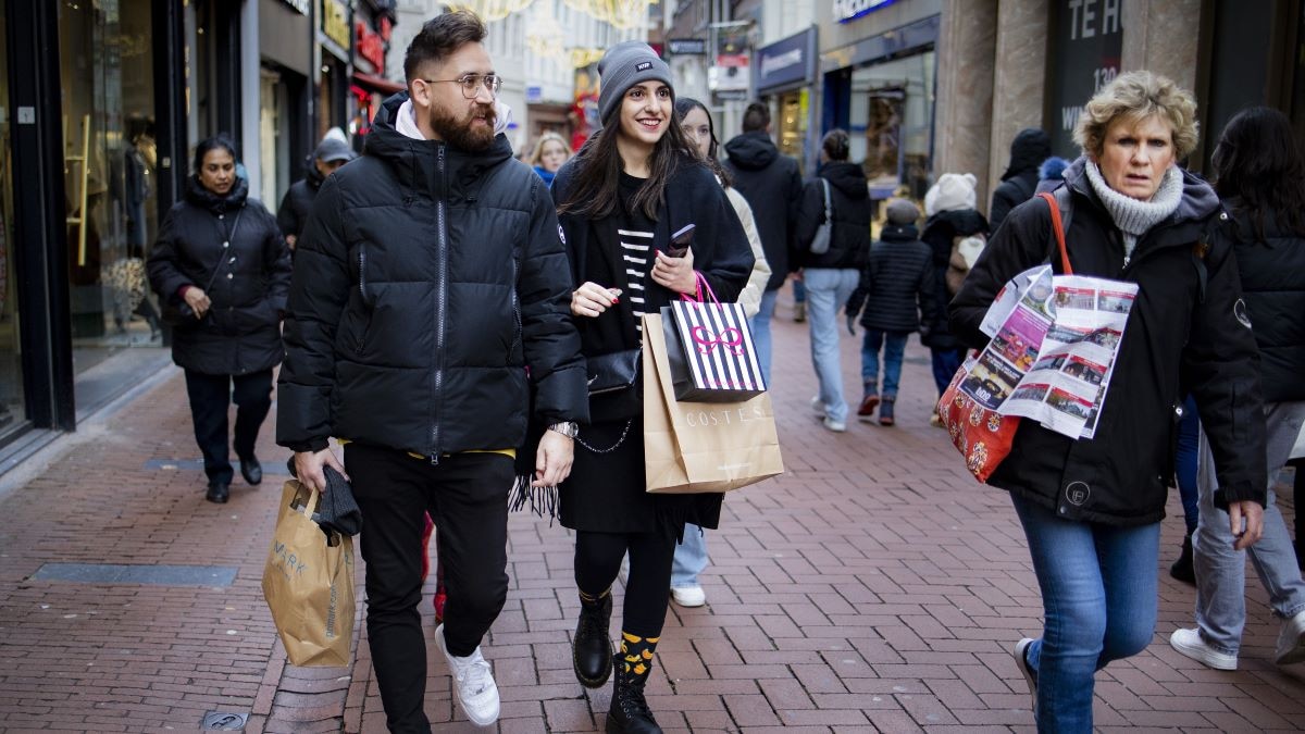 Winkelend publiek in het centrum van Amsterdam, enkele dagen voor kerst. ANP