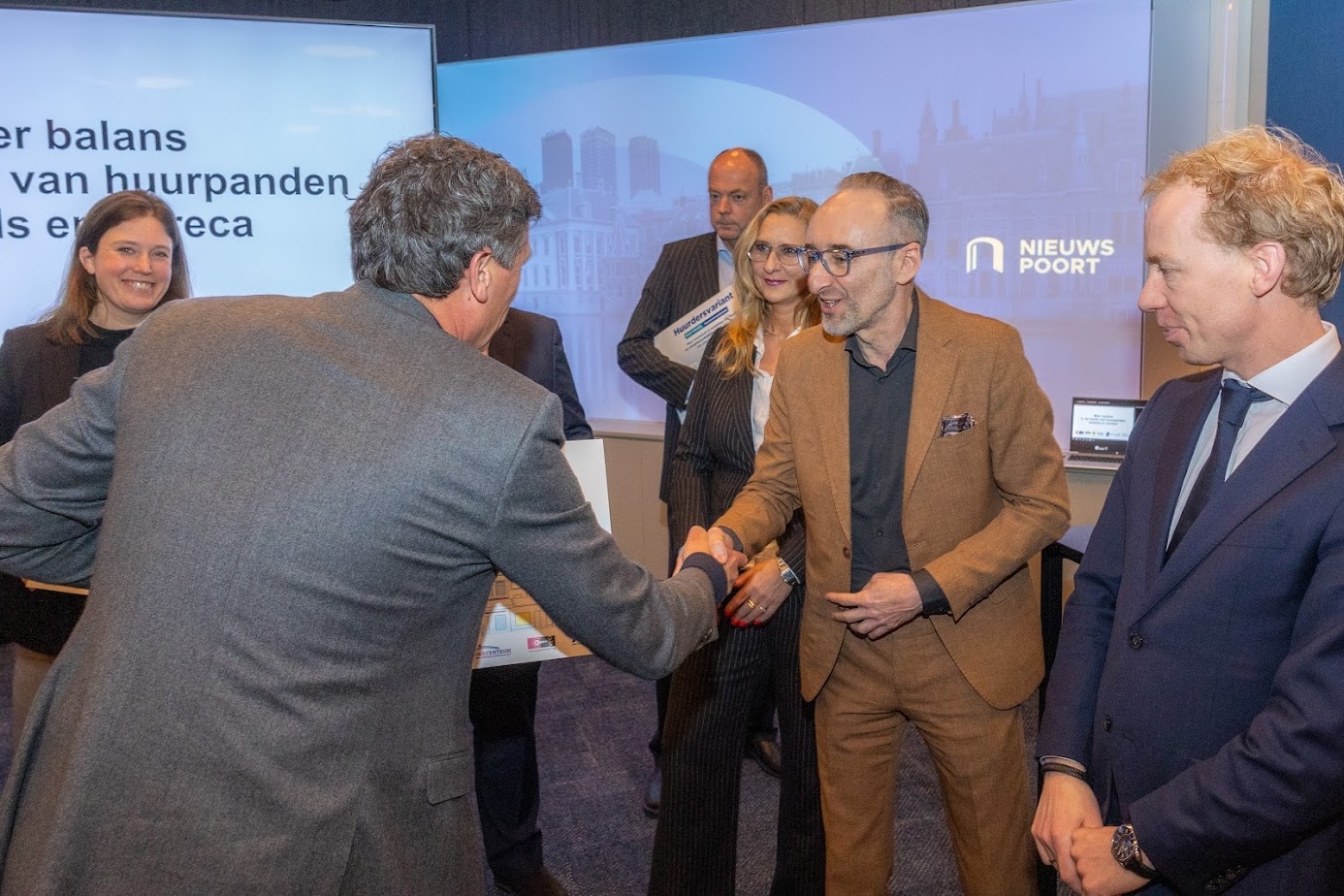 Kamerlid Henk Vermeer van BBB (2e van rechts) krijgt van MKB-Nederland-voorman Jacco Vonhof de Huurdersvariant uitgereikt. Inretail/Rolf van Koppen