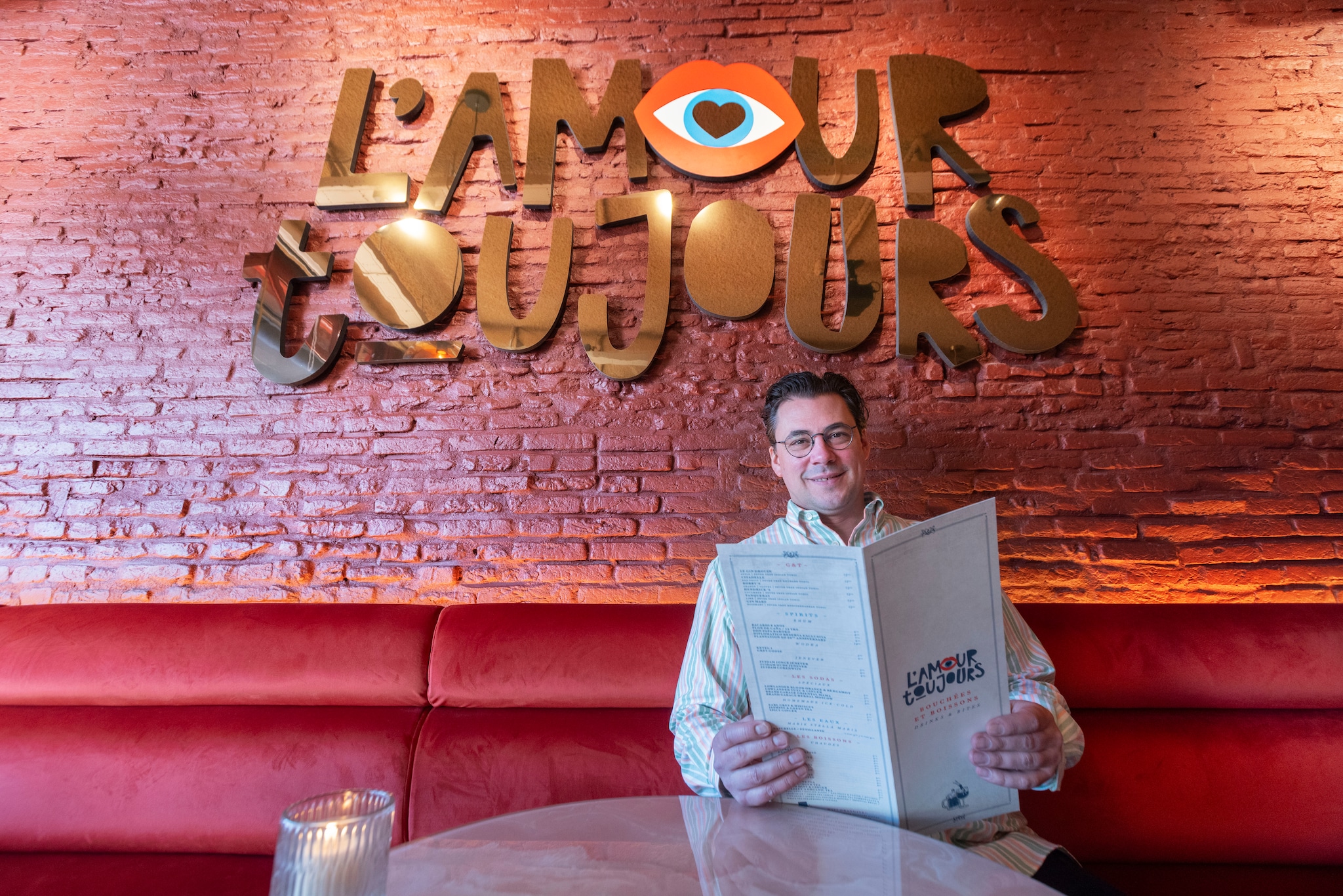 Patrick van Aller opende onlangs zijn derde horecazaak L'Amour Toujour op het Prins Hendrikplein. Foto:  Frank Jansen. Frank Jansen