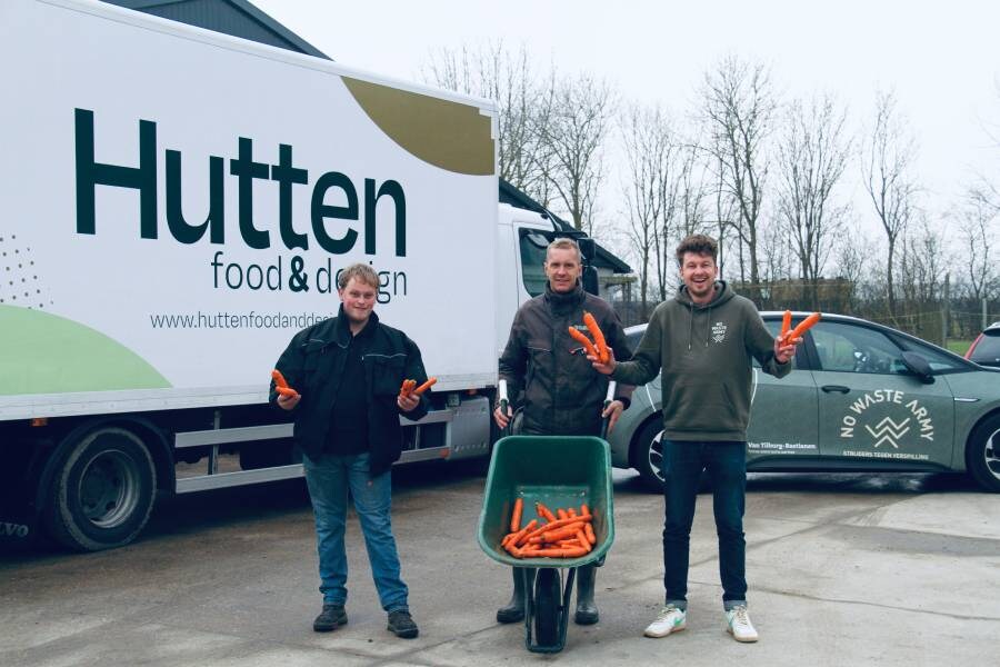Een afnemer van de wortels, boer Cornelis en Thibaud No Waste Army