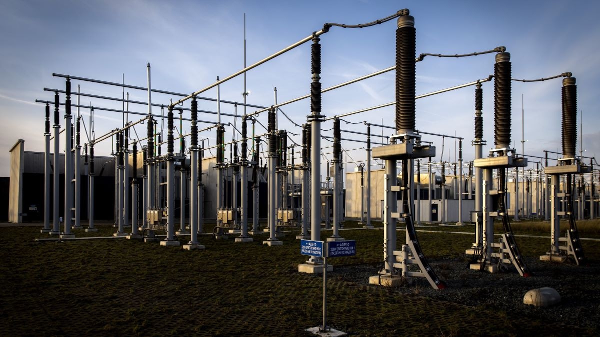Het nieuwe 380 kV station tijdens een bezoek van demissionair minister Steven van Weyenberg (Financiën) aan netbeheerder TenneT. ANP Het nieuwe 380 kV station tijdens een bezoek van demissionair minister Steven van Weyenberg (Financiën) aan netbeheerder TenneT. ANP