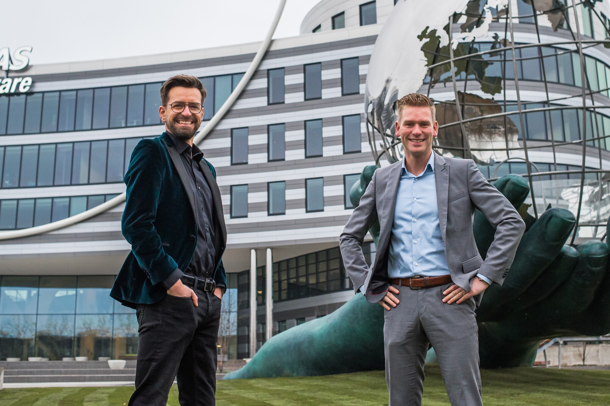 Algemeen directeur Bas van der Veldt en financieel directeur Arnold Mars voor het hoofdkantoor van softwarebedrijf Afas in Leusden. AD