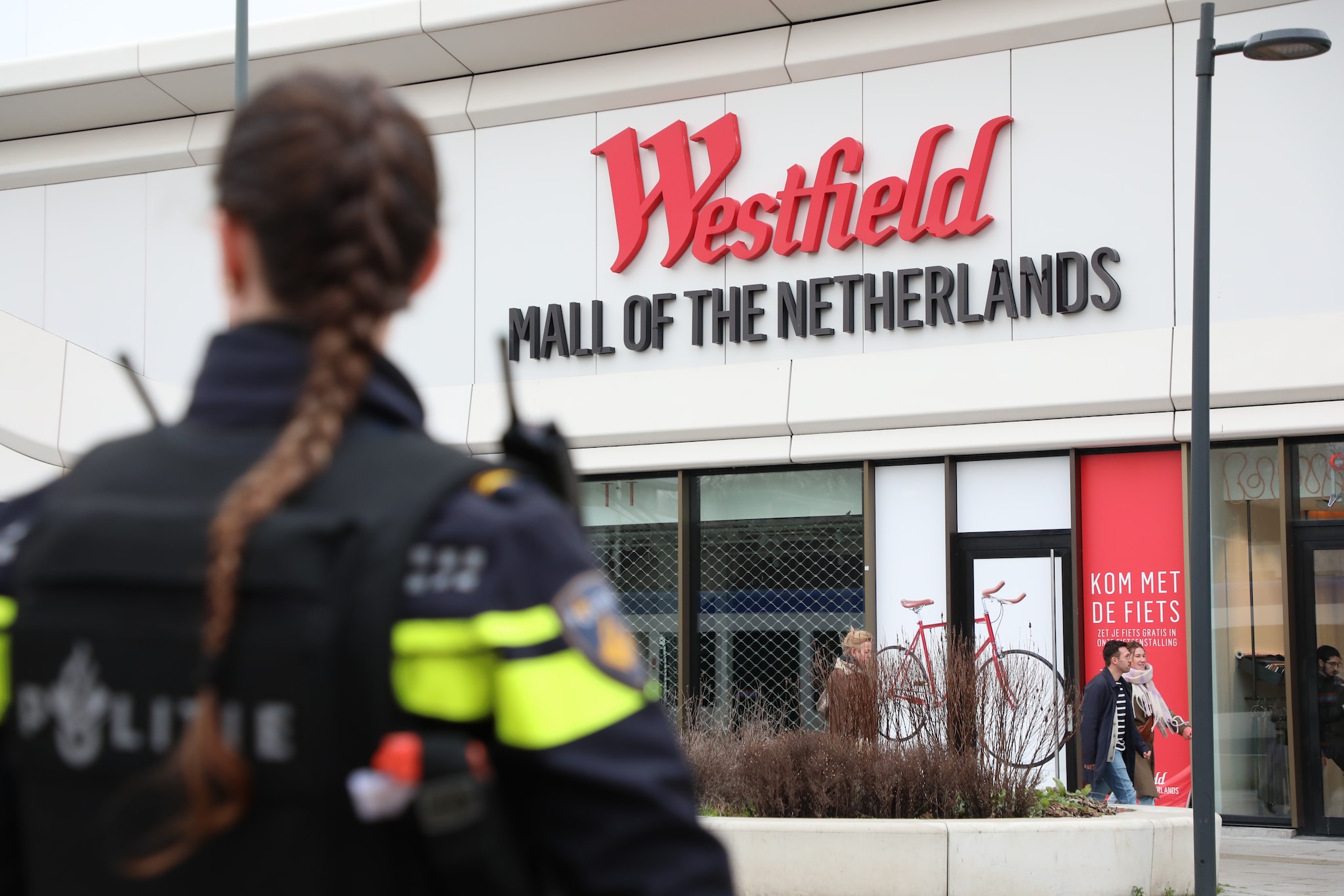 Beeld ter illustratie: Politie bij winkelcentrum Mall of the Netherlands Leidschendam. Regio15