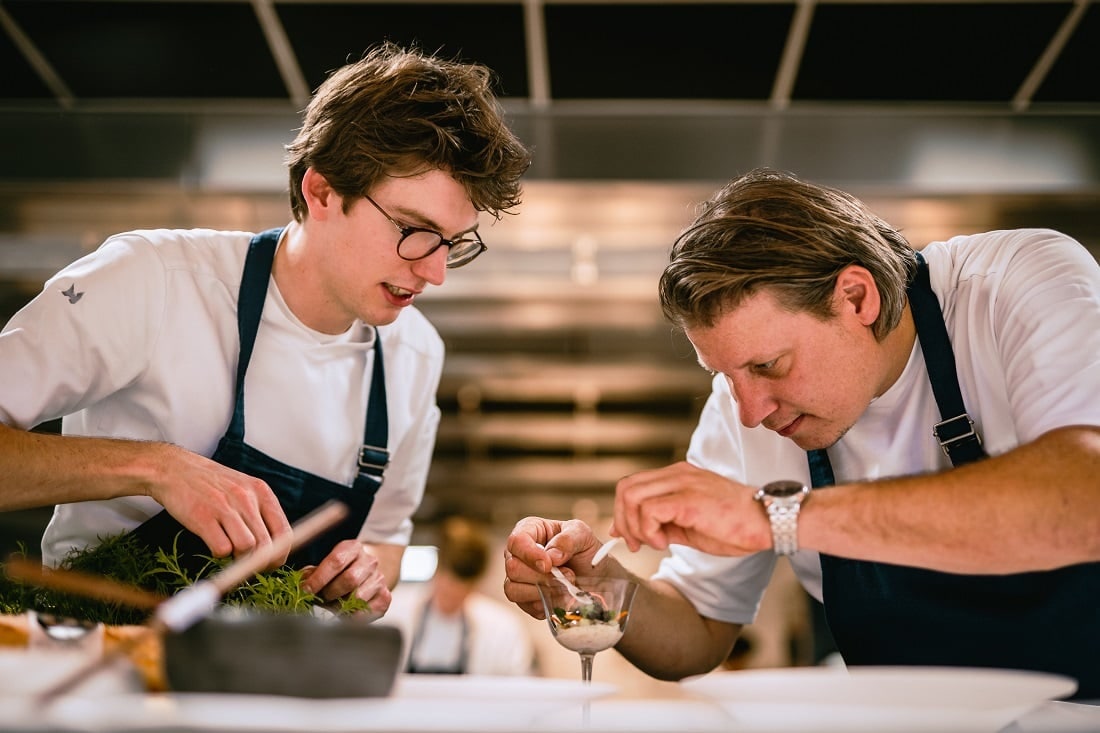 Chef Leon Mazairac (rechts) en sous-chef Jent van Capelle. N. Slagmolen