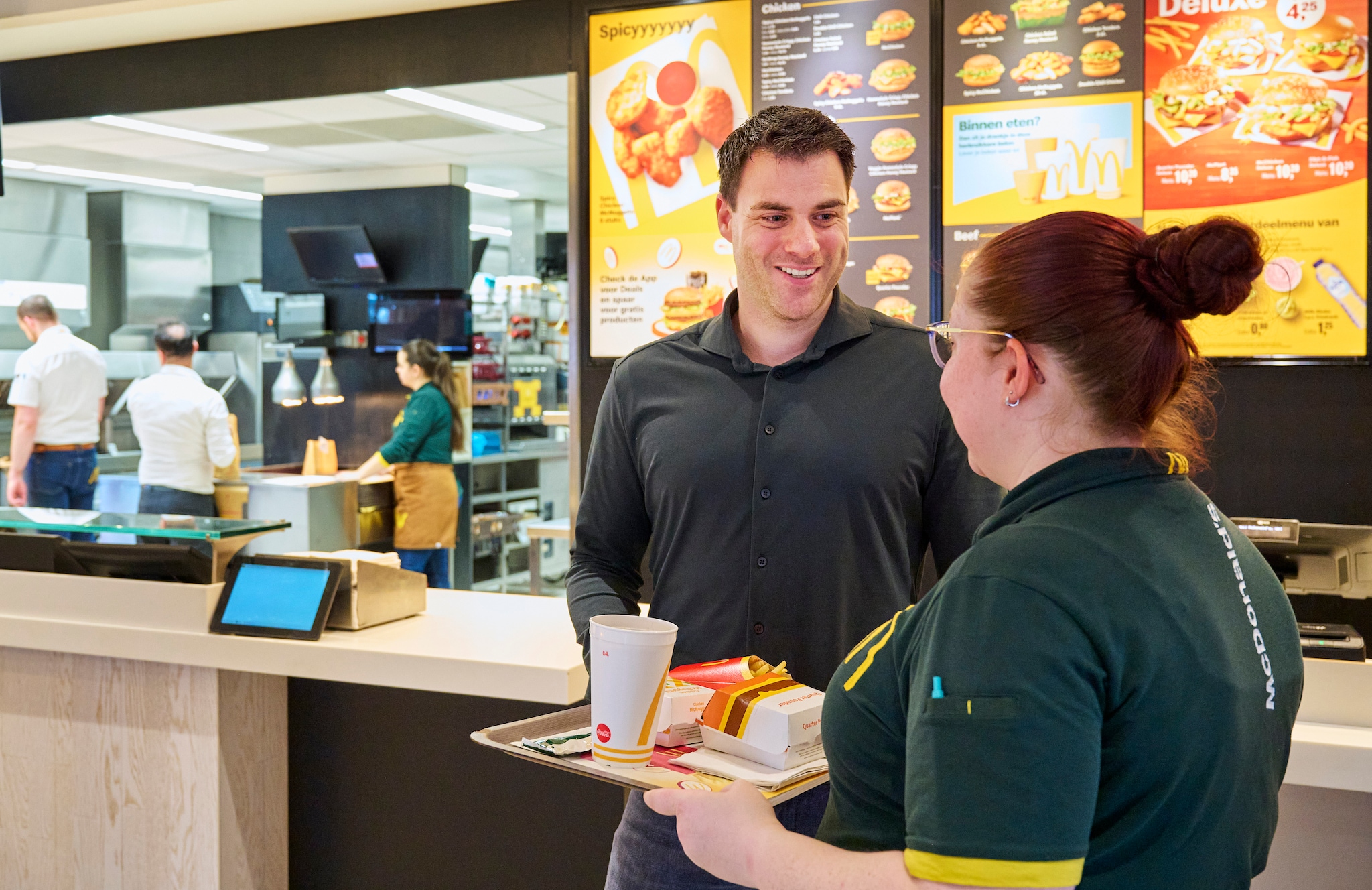 Michael Schakel is de nieuwe baas van McDonald's in Heesch. Hij nam die vestiging over van zijn ouders. Schakel is ook eigenaar van twee McDonald's vestigingen in Den Bosch en die op het Food-court in Uden. Van Assendelft Fotografie/Jeroen Appels