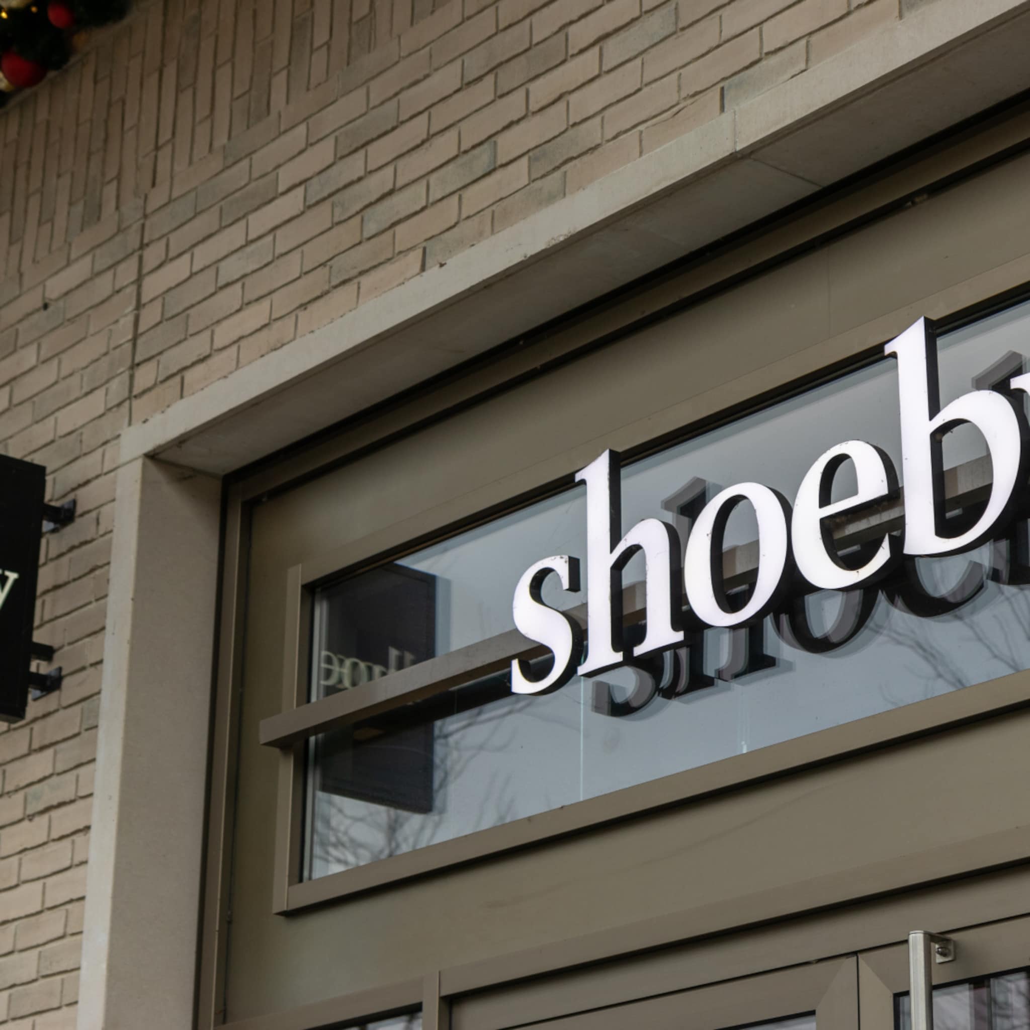 toch geen einde voor 230 winkels shoeby niet failliet