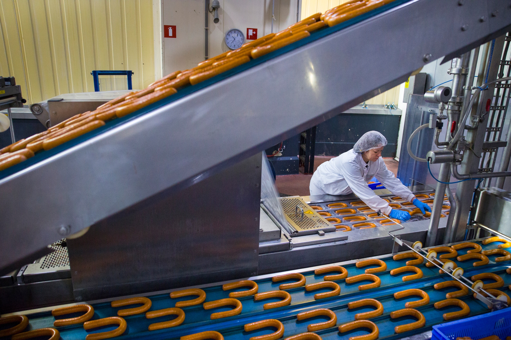 Er rollen ook rookworsten van Unox van de band in de Osse fabriek van Zwanenberg Food Group. Arie Kievit