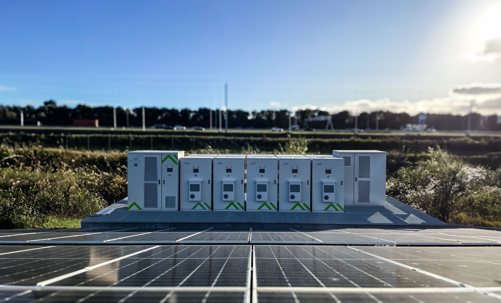 iwell Dit zonneveld in Barendrecht is direct gekoppeld aan een batterijsysteem van iwell.