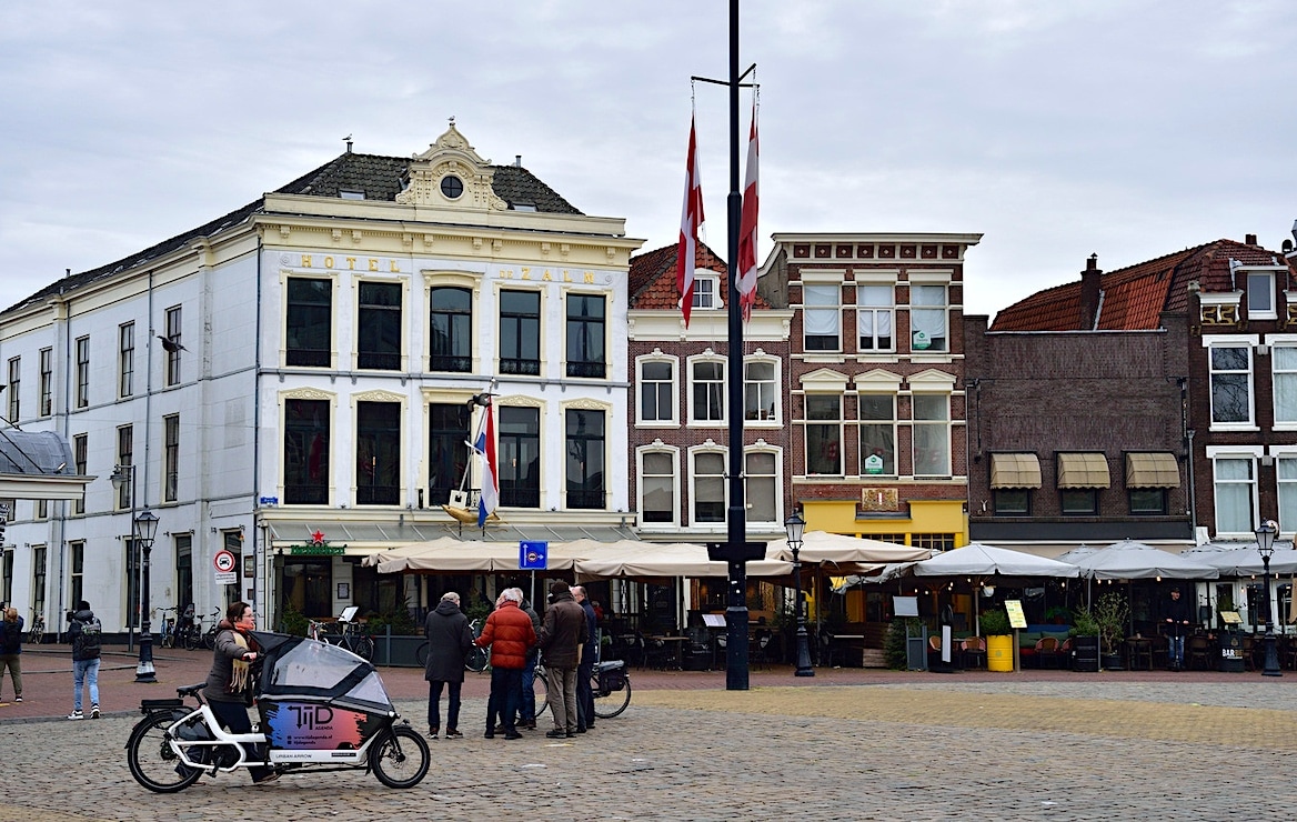 De Markt in Gouda, met links Brasserie Bar De Zalm. De Markt in Gouda, met links Brasserie Bar De Zalm. Foto: Pim Mul