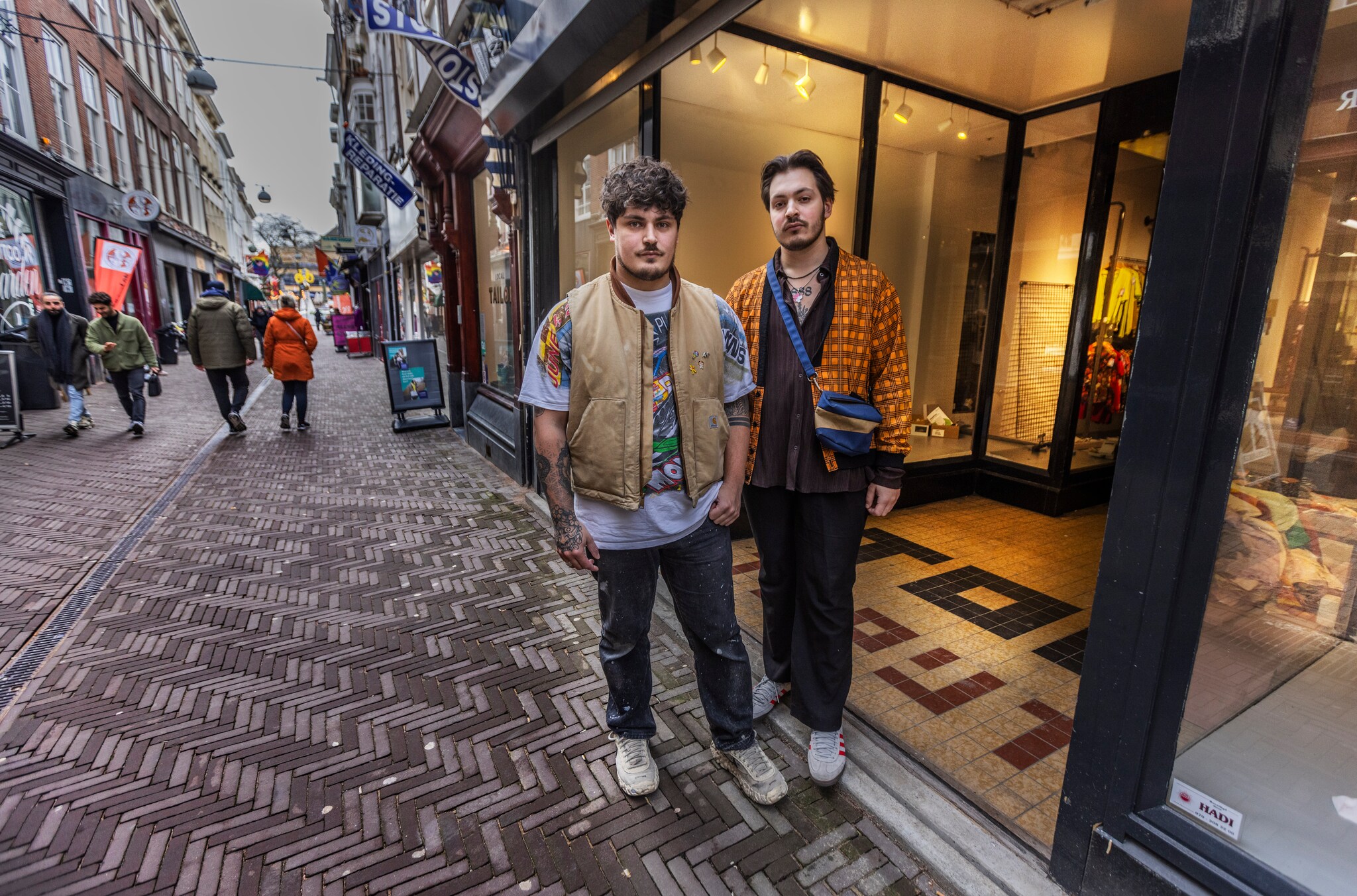 Vintagebroers Roël (r) en Daud IJsselstein breiden uit met een nieuwe winkel in de Haagse Schoolstraat. Frank Jansen