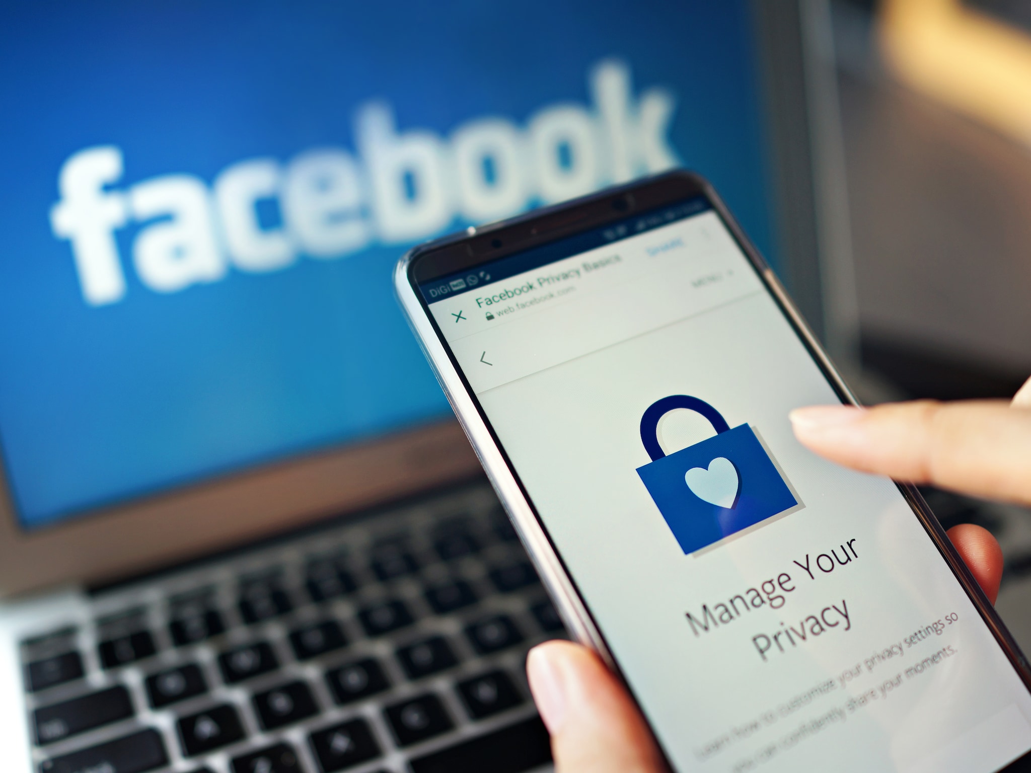 ondernemers met handen in het haar na facebook hacks contact krijgen is onmogelijk