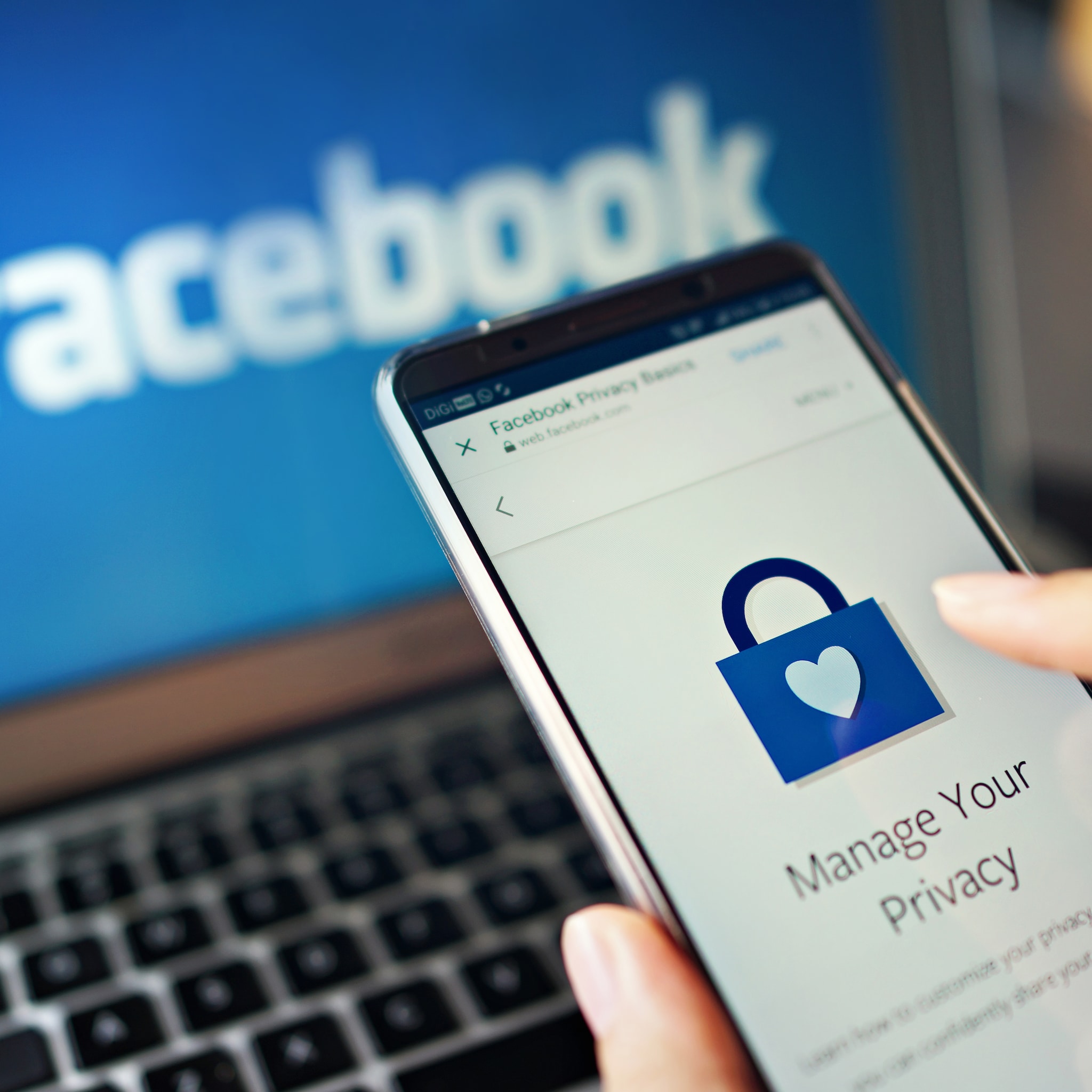 ondernemers met handen in het haar na facebook hacks contact krijgen is onmogelijk