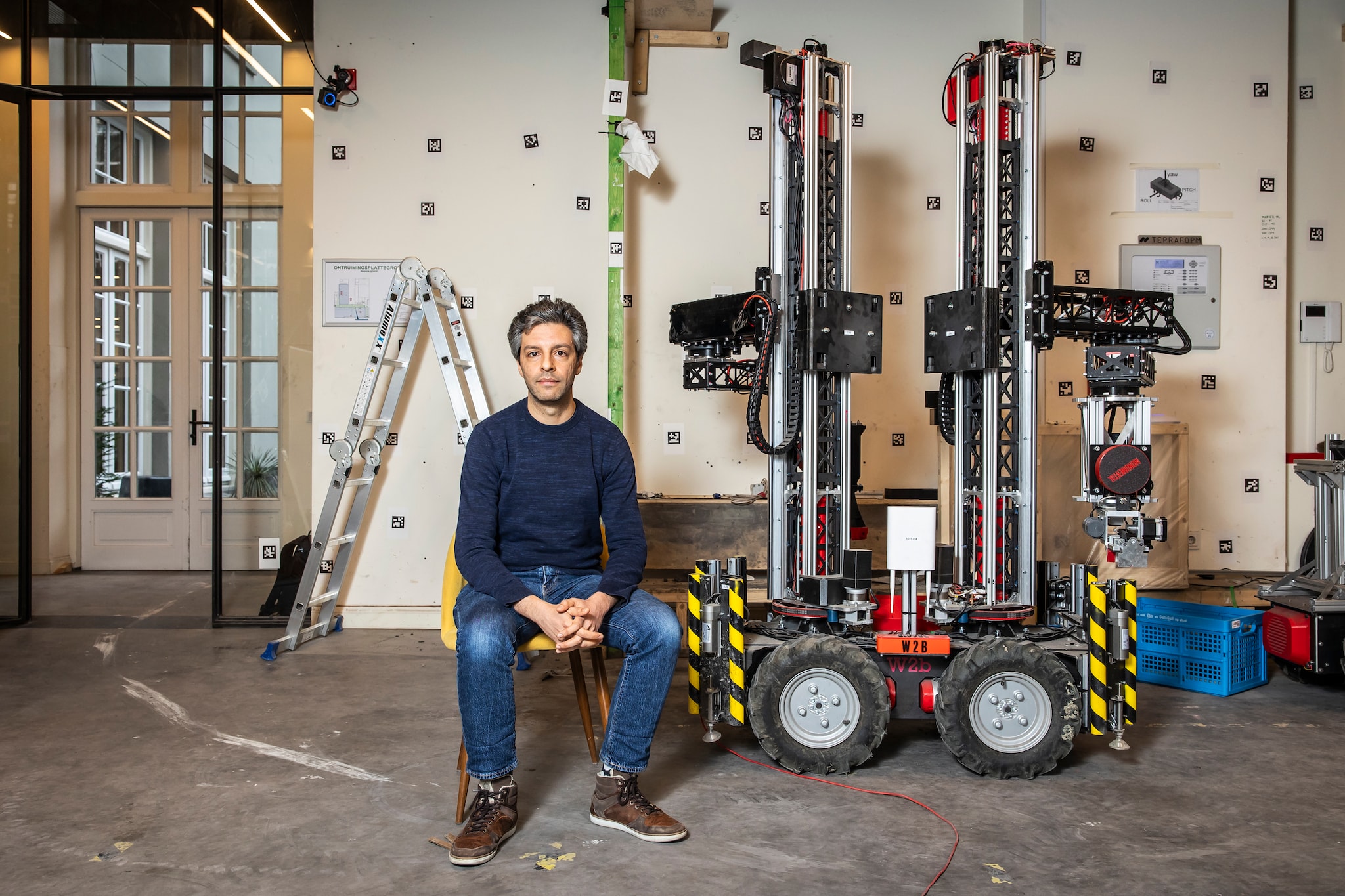 Salar al Khafaji bij één van zijn robots. Dingena Mol