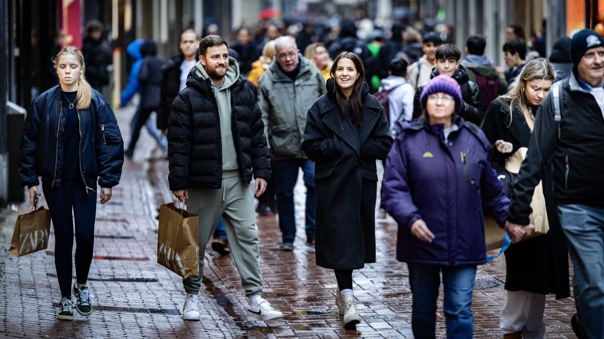 Winkelend publiek in de Amsterdamse binnenstad. Winkelend publiek in de Amsterdamse binnenstad. ANP