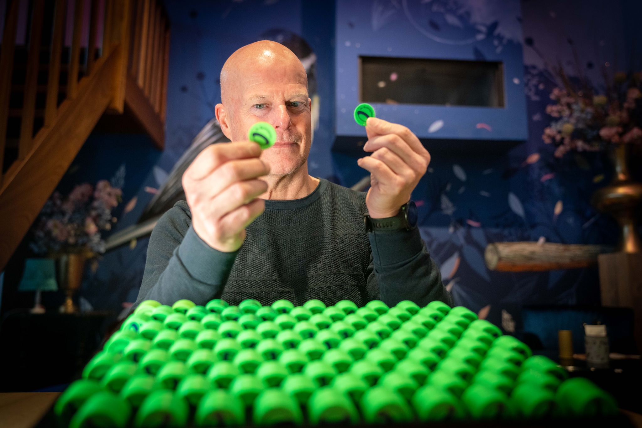 Herman van Gellecum van De Buitenpoort in Huissen met de eerste lading van zo’n duizend vervalste munten. Het verschil tussen de valse en goede munten is nauwelijks waarneembaar. Erik van ’t Hullenaar
