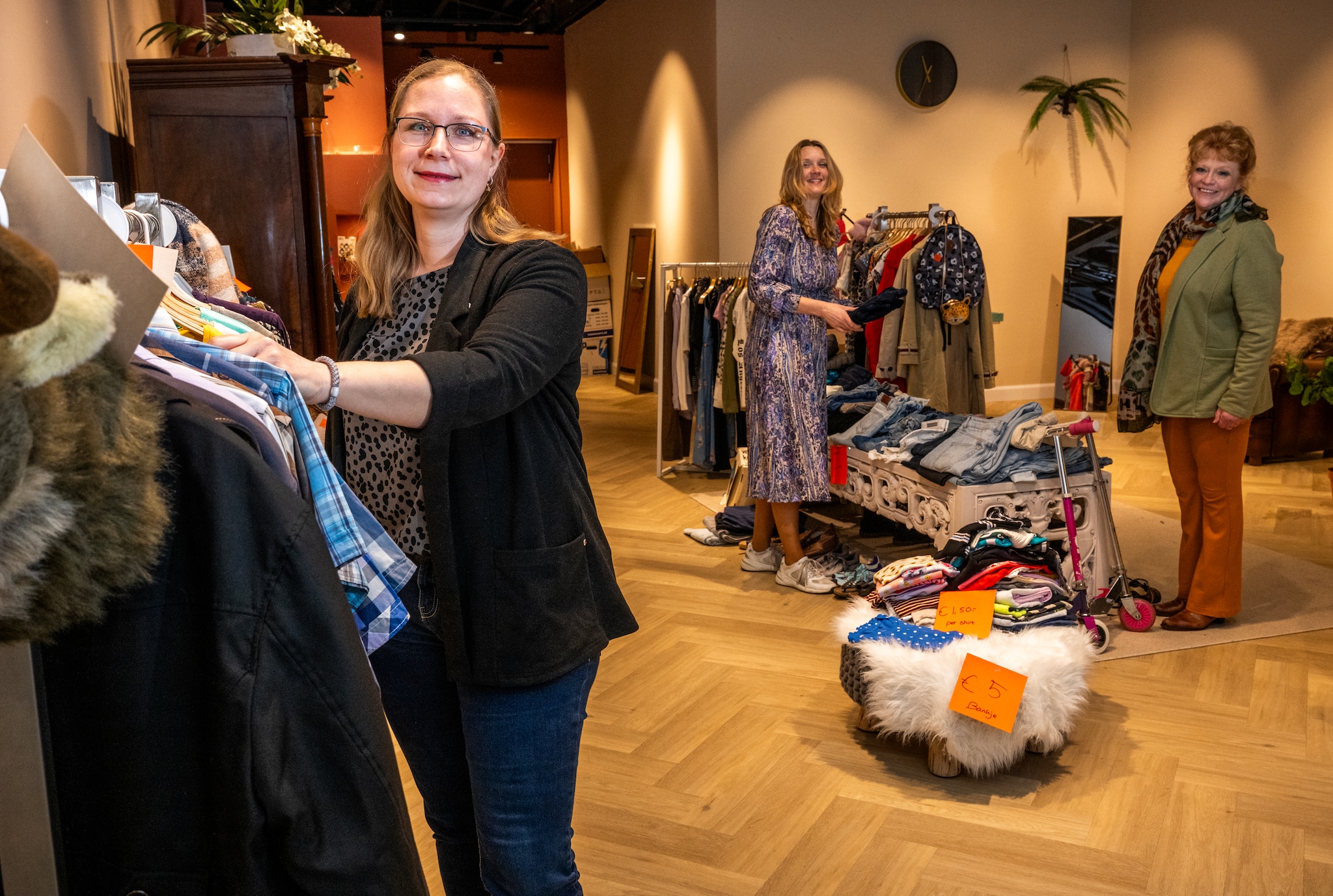 Rianne Loeve (voorgrond) is samen met vriendin Joyce Melenboer en haar moeder Jacqueline Ponne winkelier voor een dag Frank de Roo
