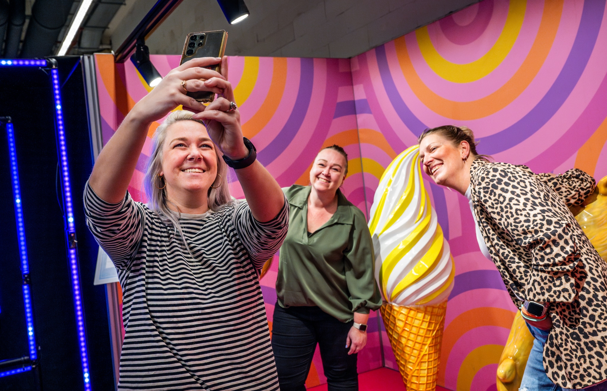 Mirelle, Linda en Vanessa maken tientallen maffe selfies in De Koperwiek Frank de Roo