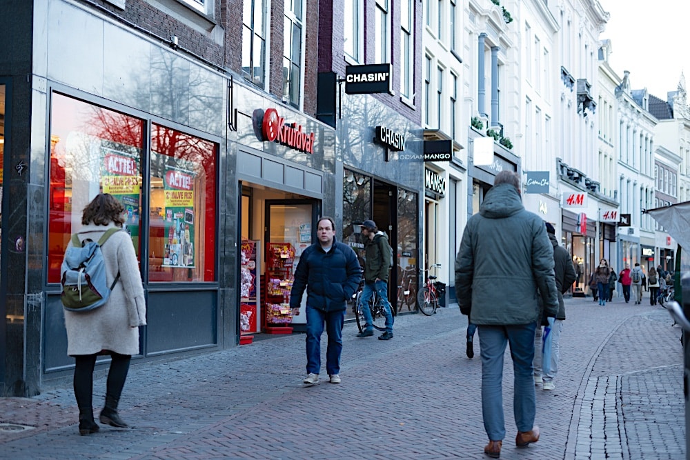 Ondanks dat de kooplust onder consumenten toeneemt, is de ‘malaise in de winkelstraat’ nog niet voorbij. Shutterstock