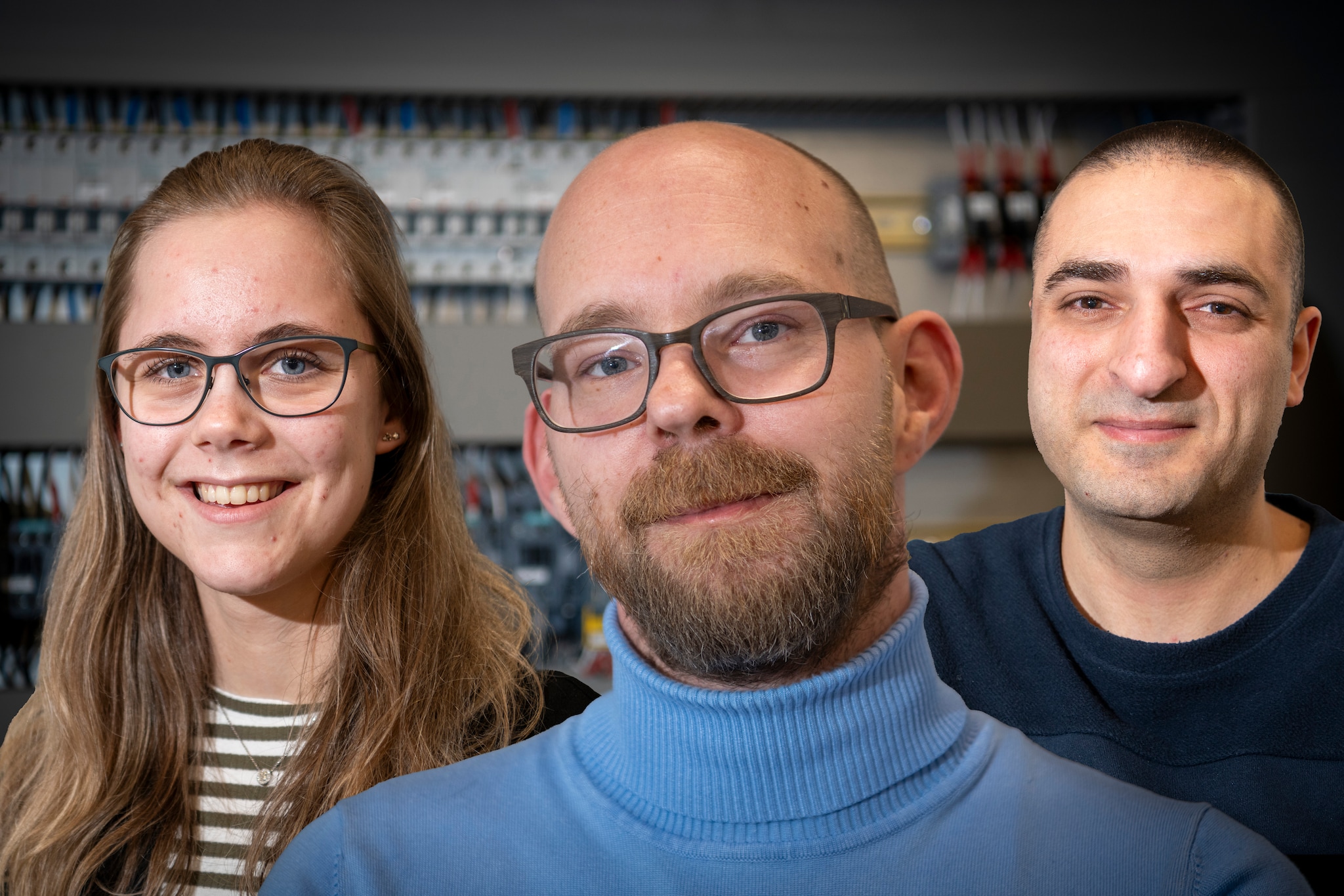 Werknemers Sandra Herms, Justin van der Mast en Isa Ünver zijn trots op Hollander Techniek. Hun bedrijf probeert zo inclusief mogelijk te zijn. Maarten Sprangh / fotobewerking de Stentor