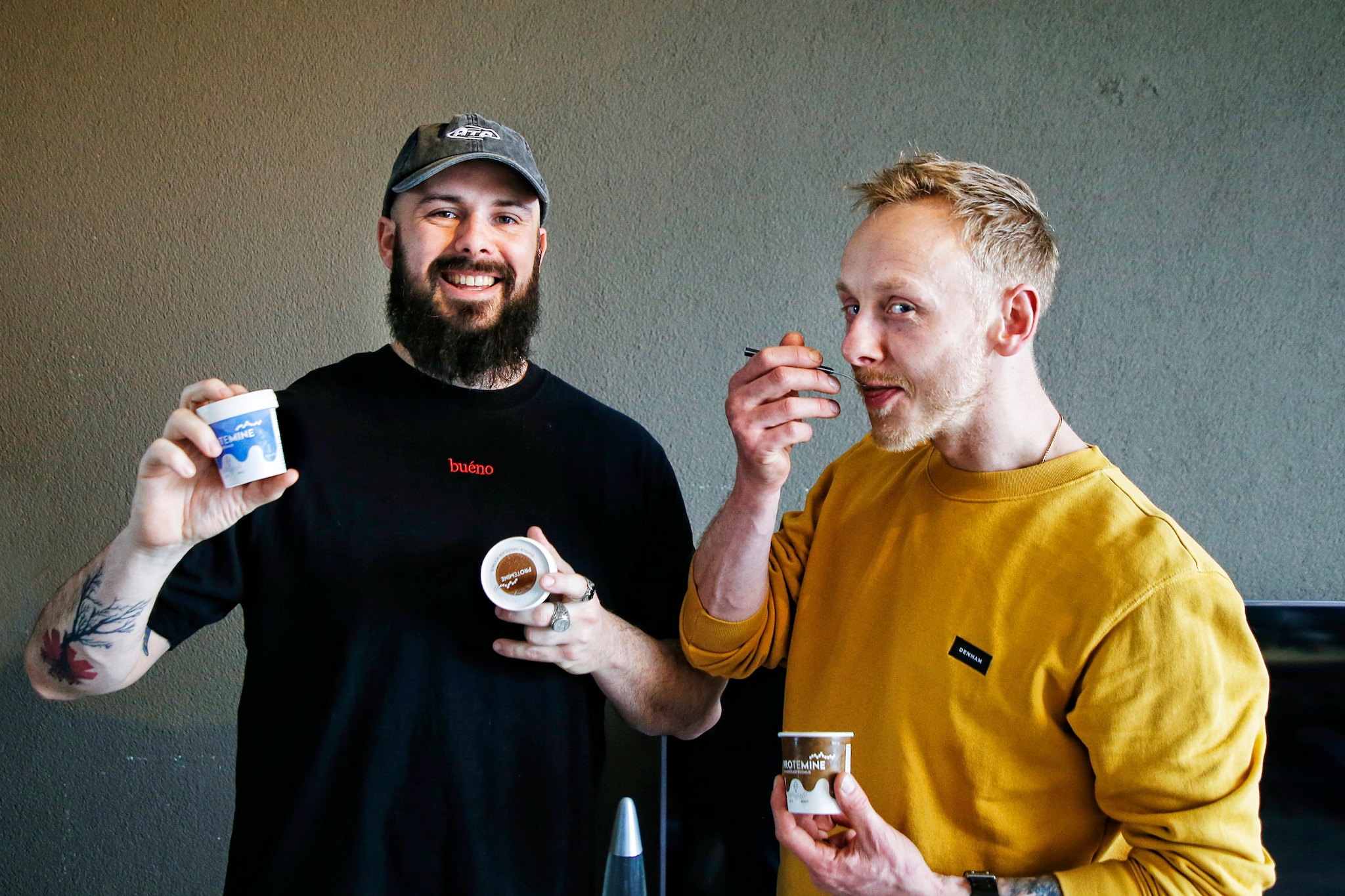 Co-founders van Protemine met hun product. Links Tim Goudswaard en rechts Olaf van Wijk. Foto Ruud Voest