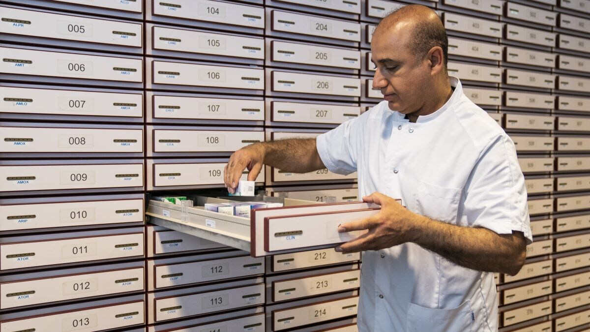 Een apotheekmedewerker bekijkt de voorraad in een apotheek. Een apotheekmedewerker bekijkt de voorraad in een apotheek. Foto: ANP