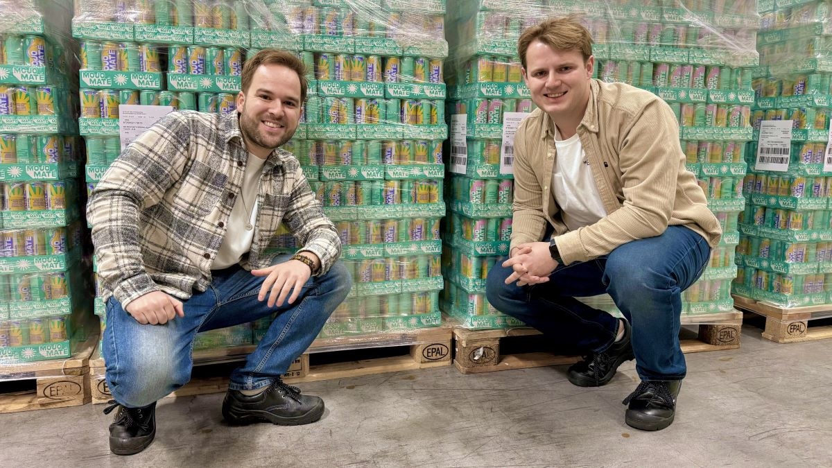 Lars van Kranenburg (26) en David Damman (26) hun drankjes liggen nu bij de Albert Heijn. Foto: Mojo Maté Lars van Kranenburg (26) en David Damman (26) hun drankjes liggen nu bij de Albert Heijn. Foto: Mojo Maté