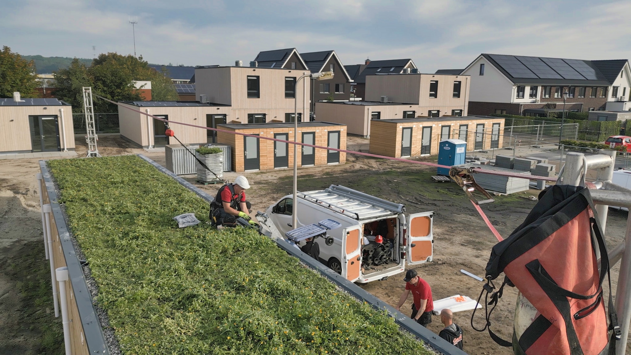 Montage van Groendak op bergingen van FramePlus. FramePlus