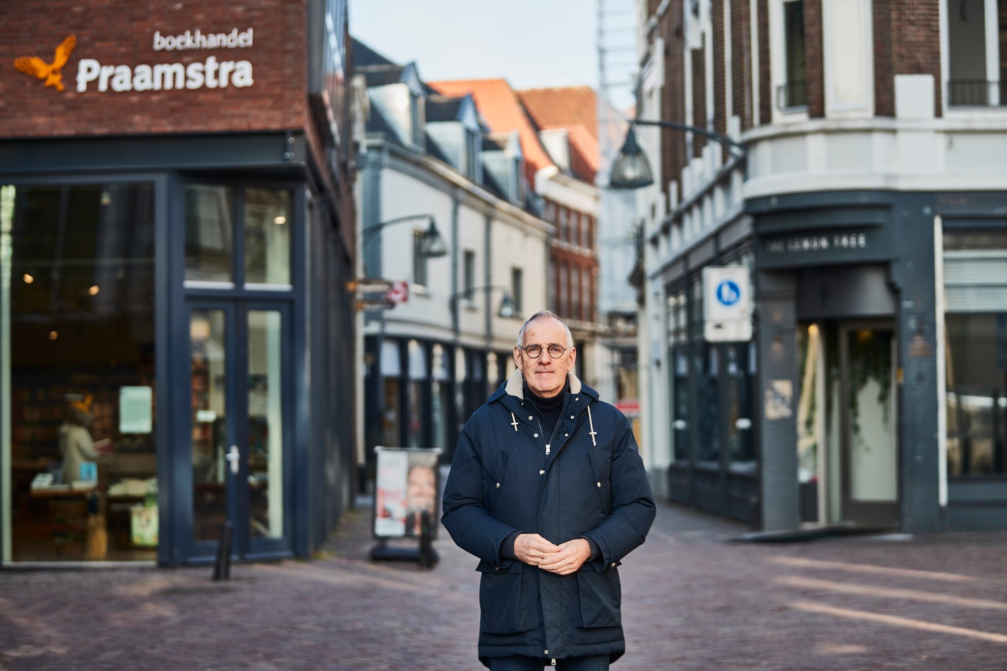 Binnenstadsmanager Peter Brouwer bij de entree van de Lange Bisschopstraat in Deventer, die weer floreert. Binnenstadsmanager Peter Brouwer bij de entree van de Lange Bisschopstraat in Deventer, die weer floreert.  Foto: Arjan Gotink