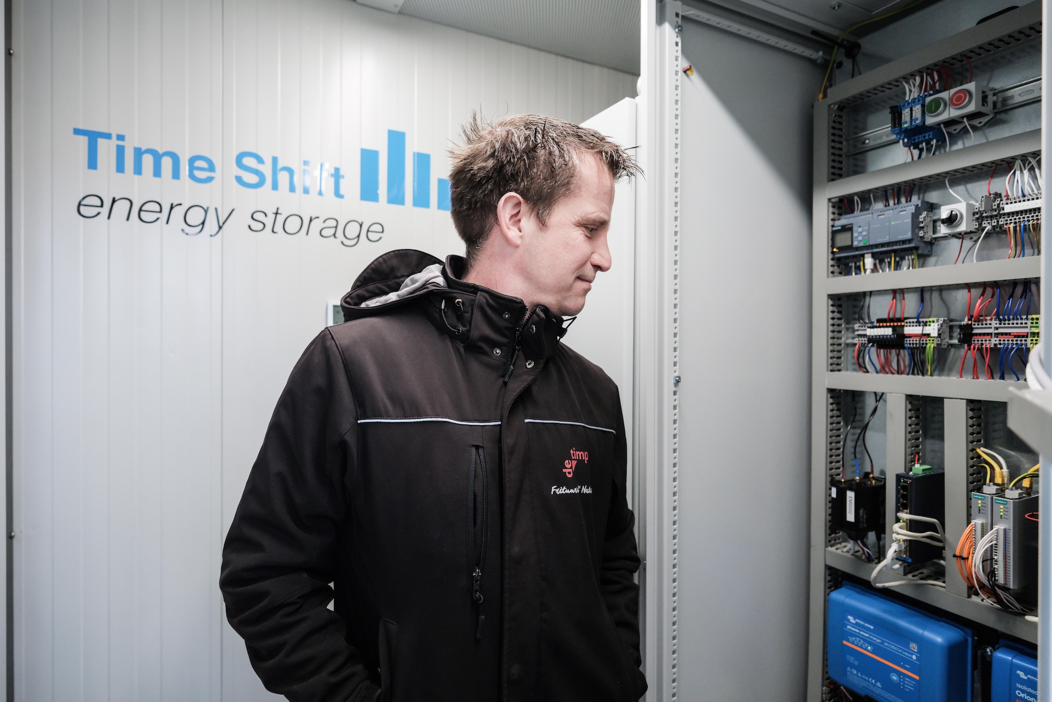 Luuk Domhof van De Timp bij de oplossing voor het overvolle stroomnet. Jan van den Brink