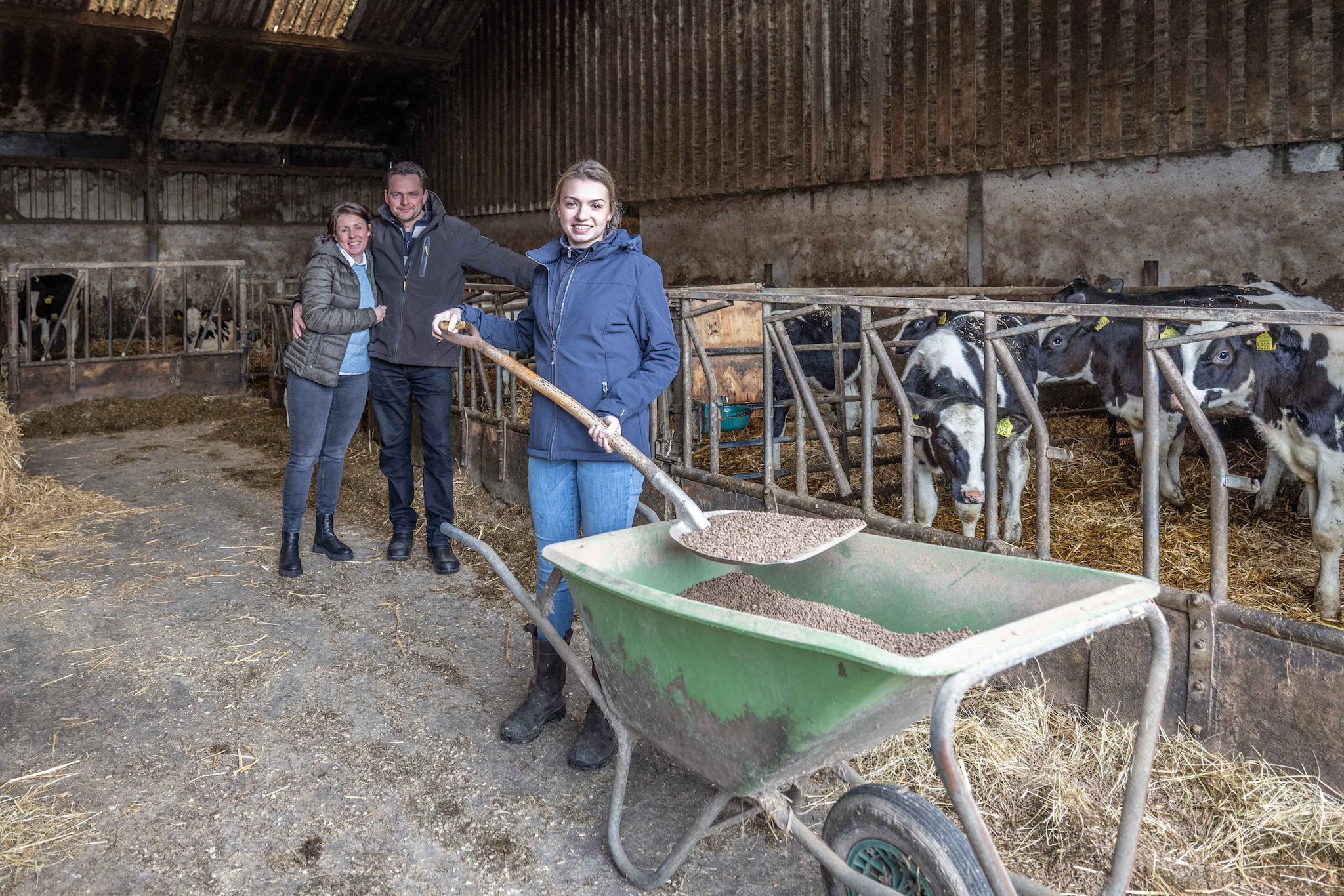 Maaike Rouw met haar ouders Daniël en Leonie op de boerderij. Marcelle Davidse