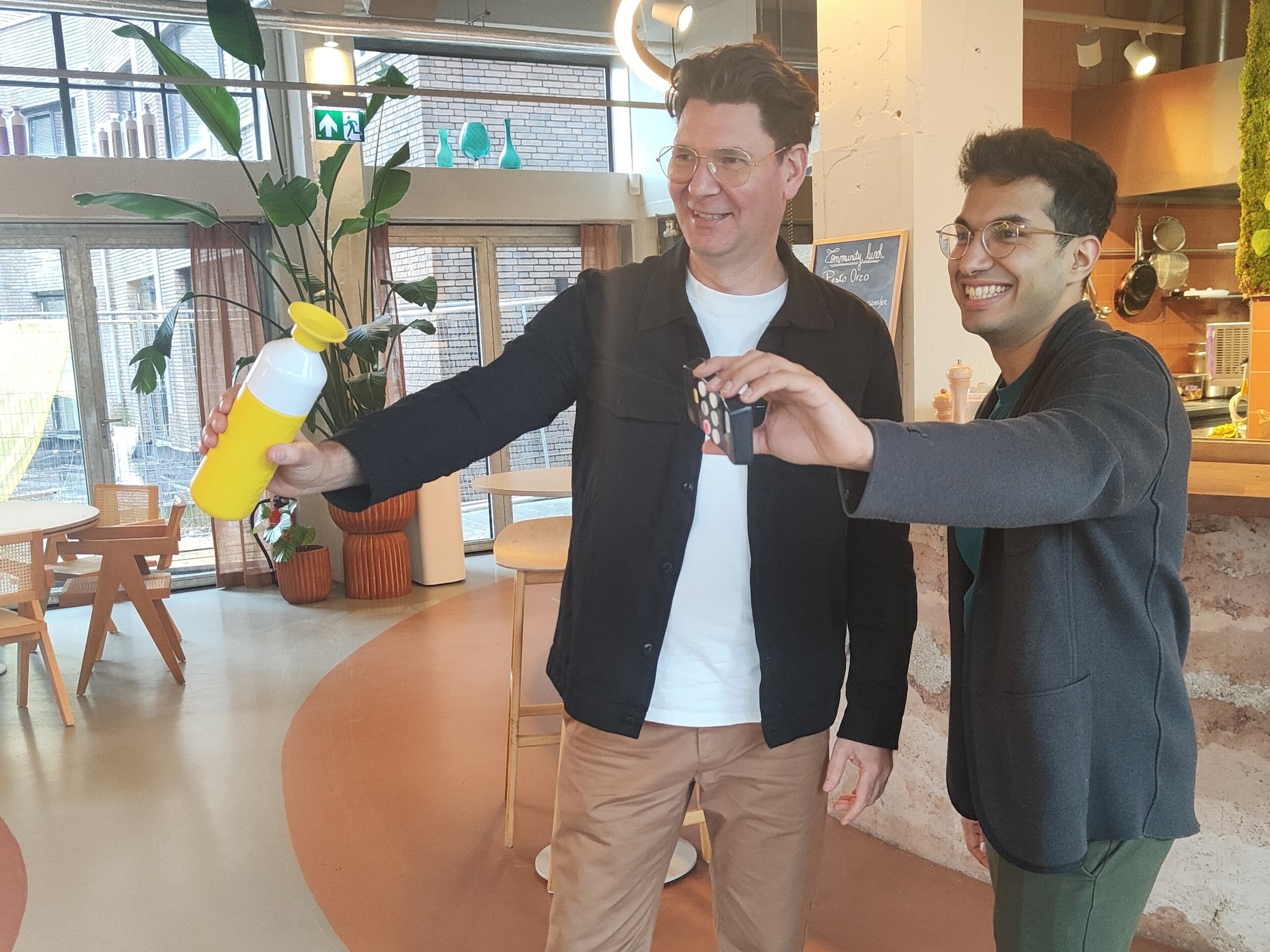 Merijn Everaarts staat naast Ayushman Talwar die een Hable One toont.