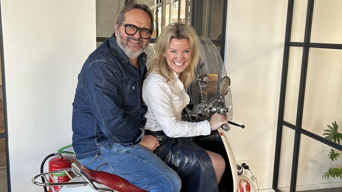 Cor Hospes bij Linda Hopman op de scooter. Cor Hospes bij Linda Hopman op de scooter.