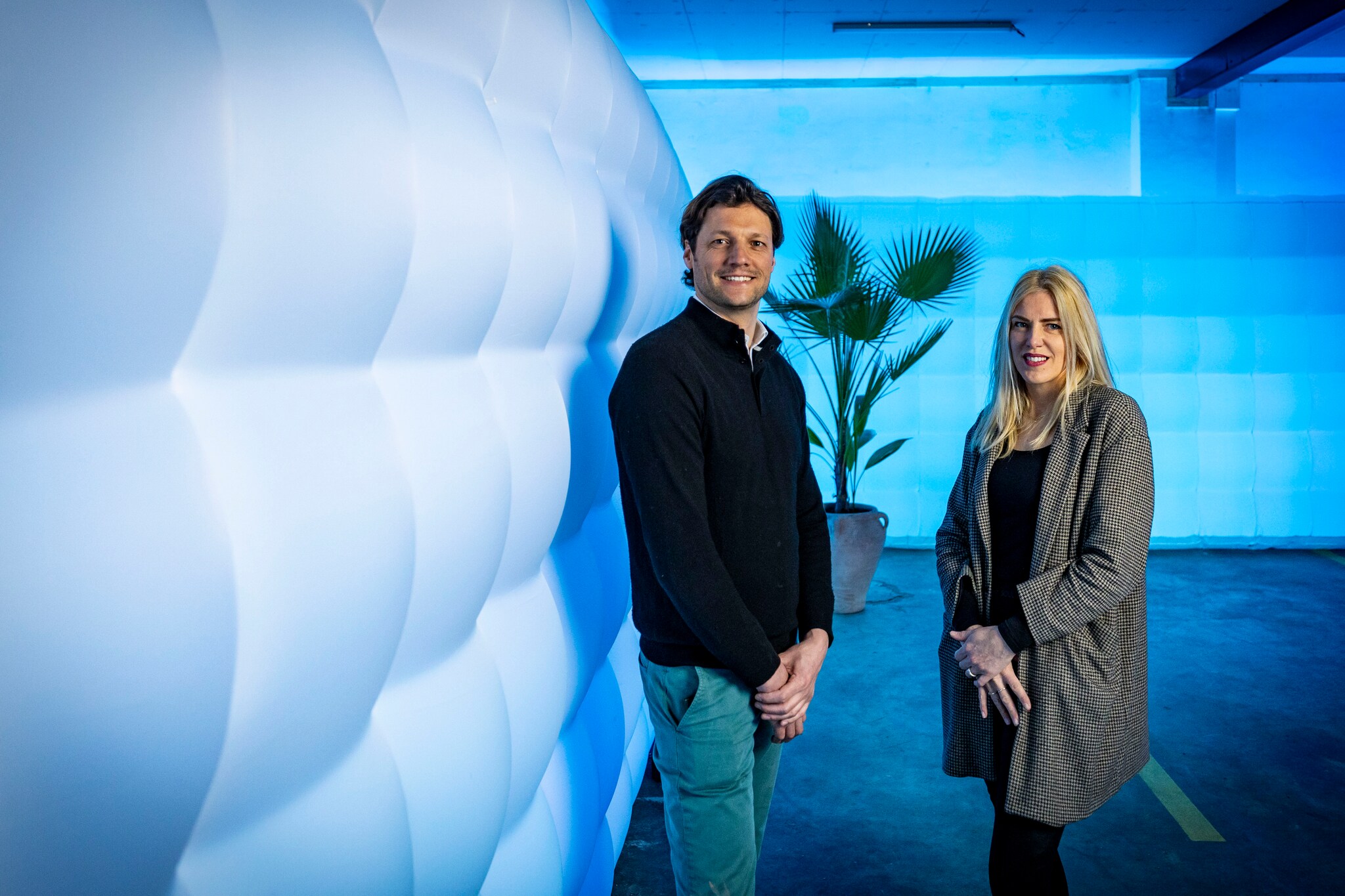 Viktor Nijenhuis en Karin Wiefferink in hun nieuwe pand in Oldenzaal voor een van hun opblaasbare domes. Deze plaatsen ze op locaties over de hele wereld. Robin Hilberink