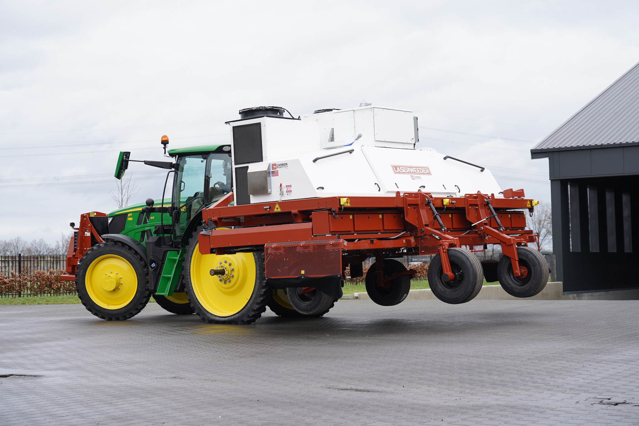 De LaserWeeder achter een tractor op het bedrijf in Brabant. Frits Huiden