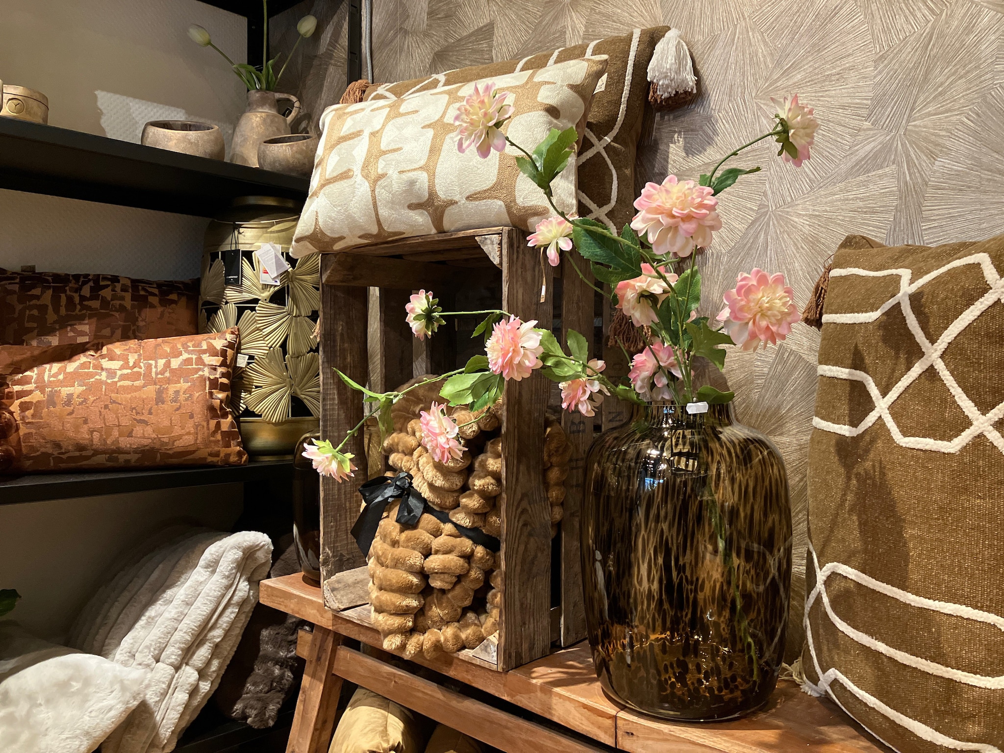 Zijden bloemen zijn hot en happening, aldus Marvin, die de uitbreiding van zijn collectie binnenkort verwacht. Cathalijne van Oort