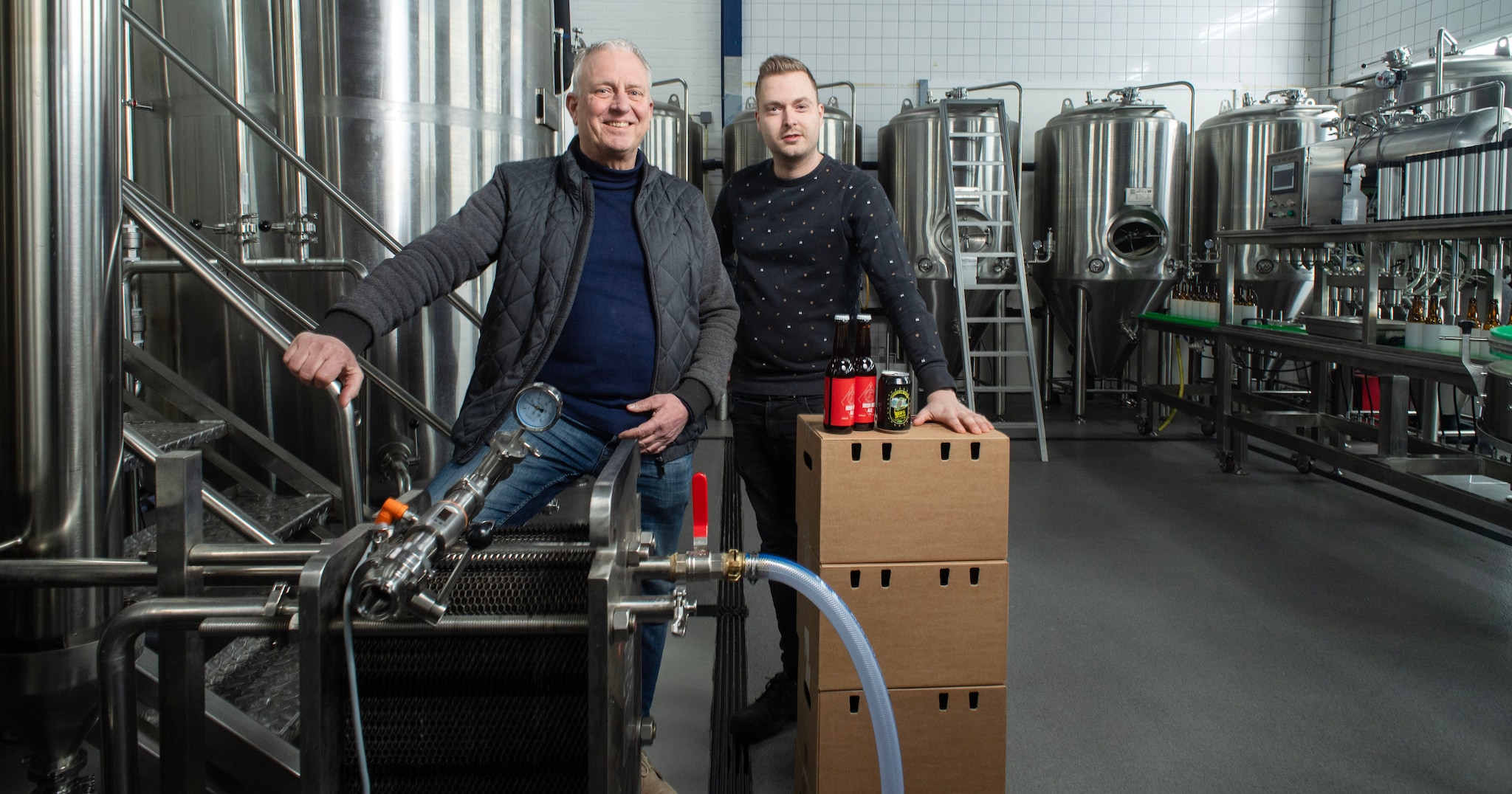 Richard Hassink (links) met zijn schoonzoon Stefan Kooistra bij de ketels van Dinkel Bieren. Ze maken zich zorgen over het reclame-verbod. Richard Hassink (links) met zijn schoonzoon Stefan Kooistra bij de ketels van Dinkel Bieren. Ze maken zich zorgen over het reclame-verbod. Frans Nikkels Fotografie