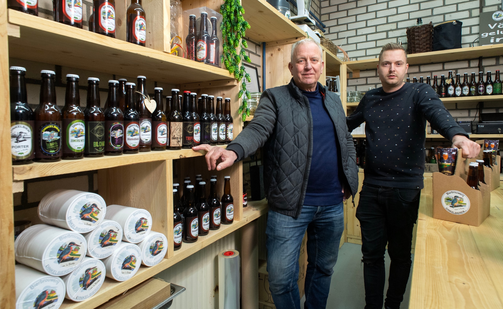Richard Hassink (links) met zijn schoonzoon Stefan Kooistra bij de ketels van Dinkel Bieren. Ze maken zich zorgen over het reclame-verbod. Richard Hassink (links) met zijn schoonzoon Stefan Kooistra bij de ketels van Dinkel Bieren. Ze maken zich zorgen over het reclame-verbod. Frans Nikkels Fotografie