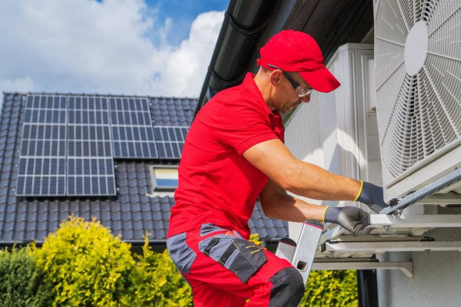 Een monteur installeert een warmtepomp Shuterstock