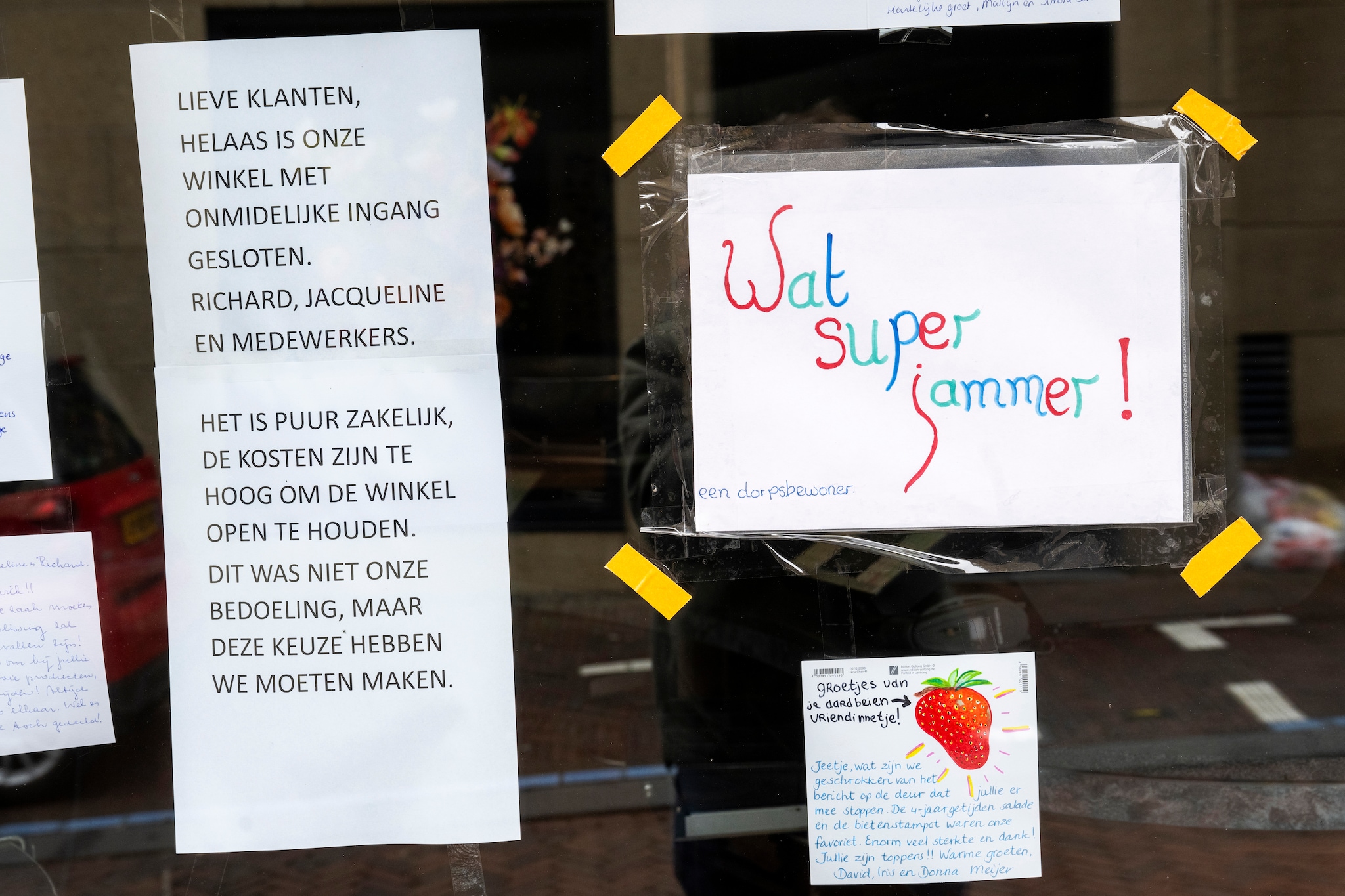 Briefjes op de ruit van klanten naast het bericht van Richard en Jacqueline van de Weerd zelf dat zij hun zaak hebben moeten stoppen vanwege financiële problemen. Gerard Burgers